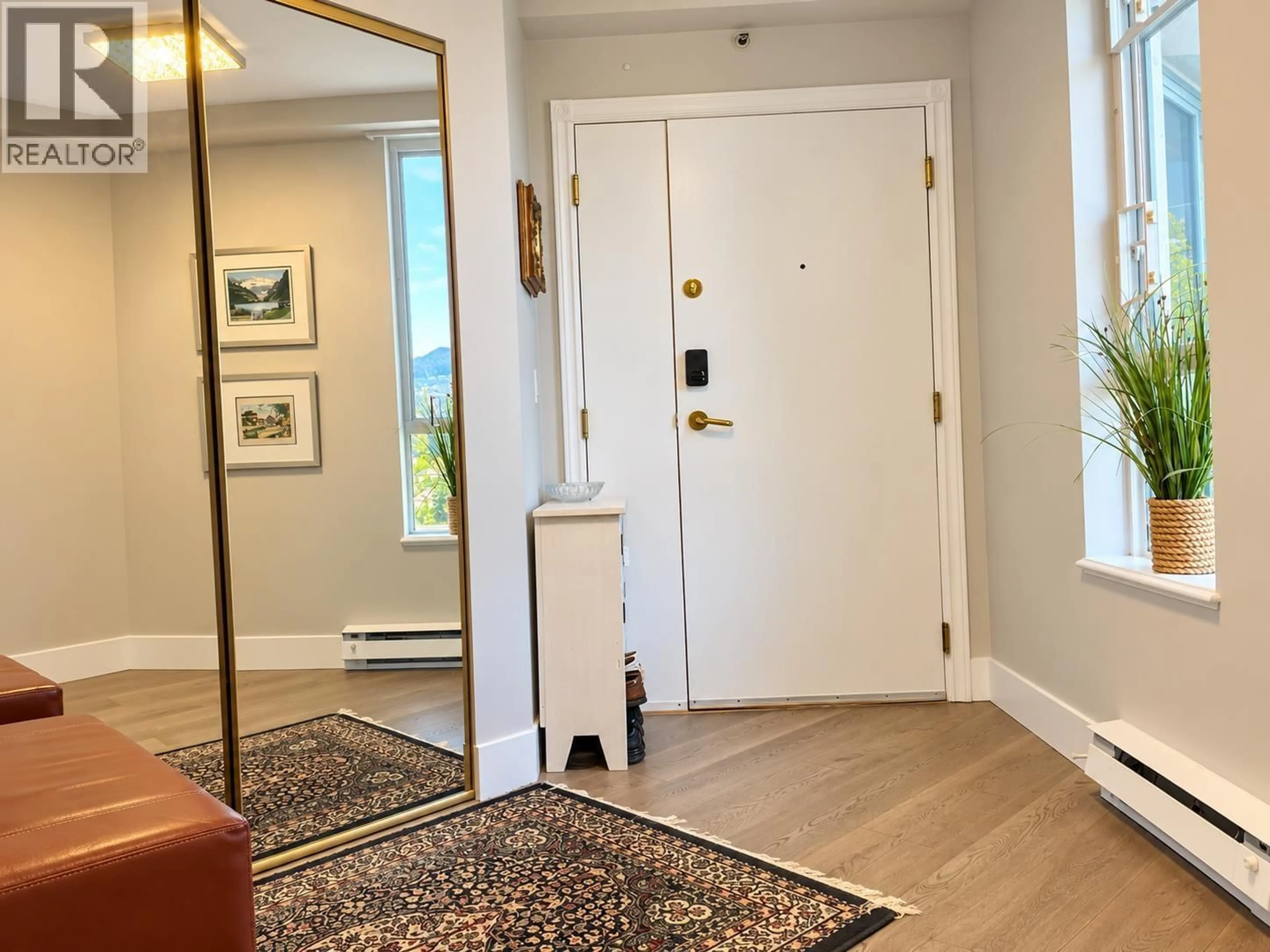 Indoor entryway for 16A - 338 TAYLOR WAY, West Vancouver British Columbia V7T2Y1