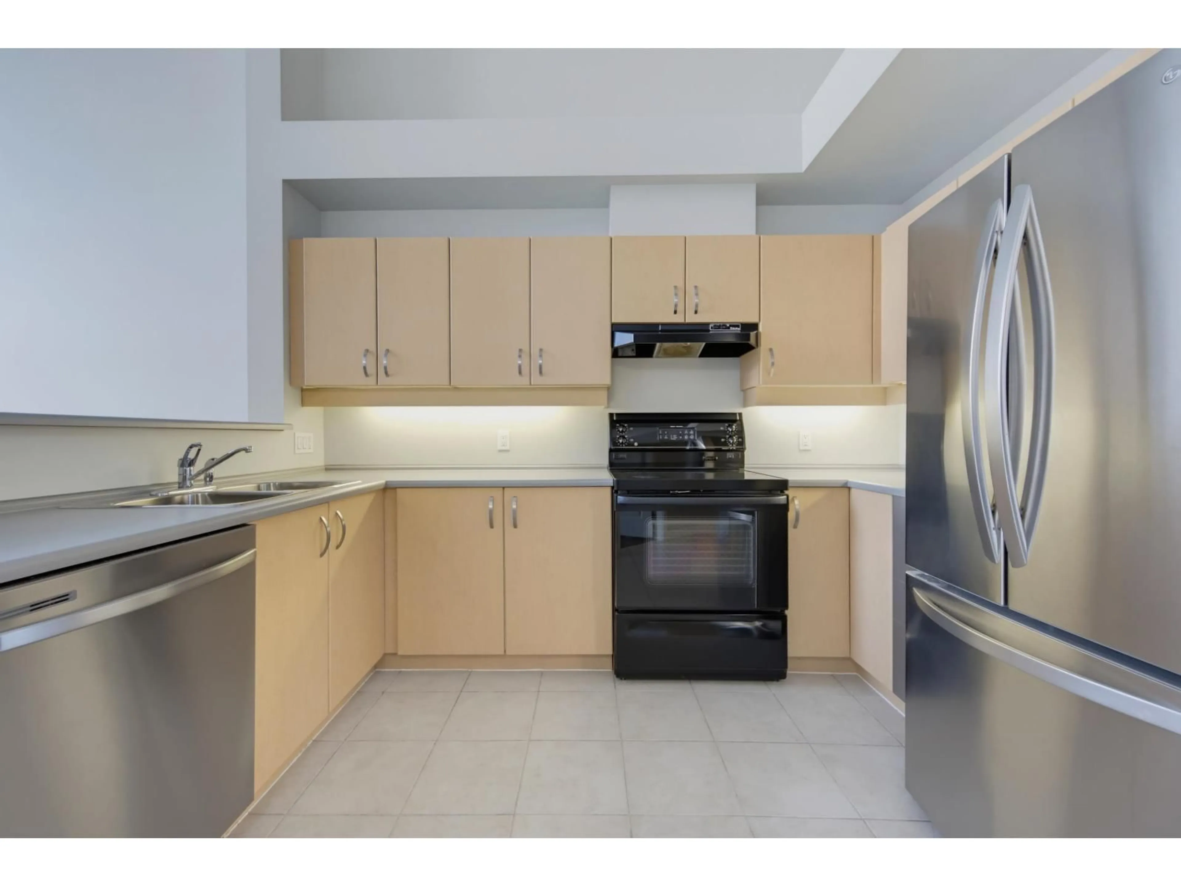 Standard kitchen, ceramic/tile floor for 423 - 10866 CITY PARKWAY, Surrey British Columbia V3T5W9