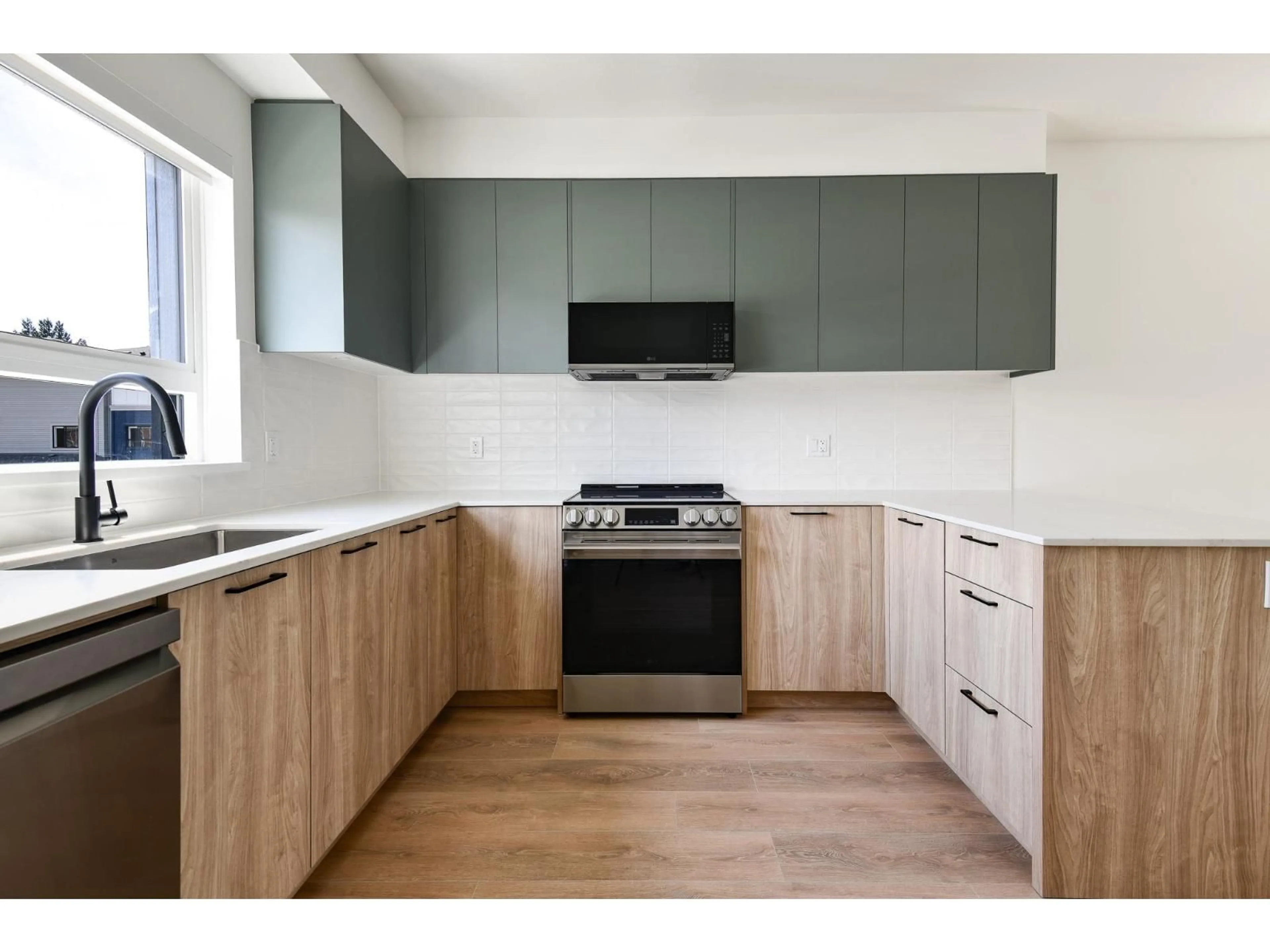 Standard kitchen, wood/laminate floor for 16 - 33525 KINGSTON AVENUE, Abbotsford British Columbia V2S0R6