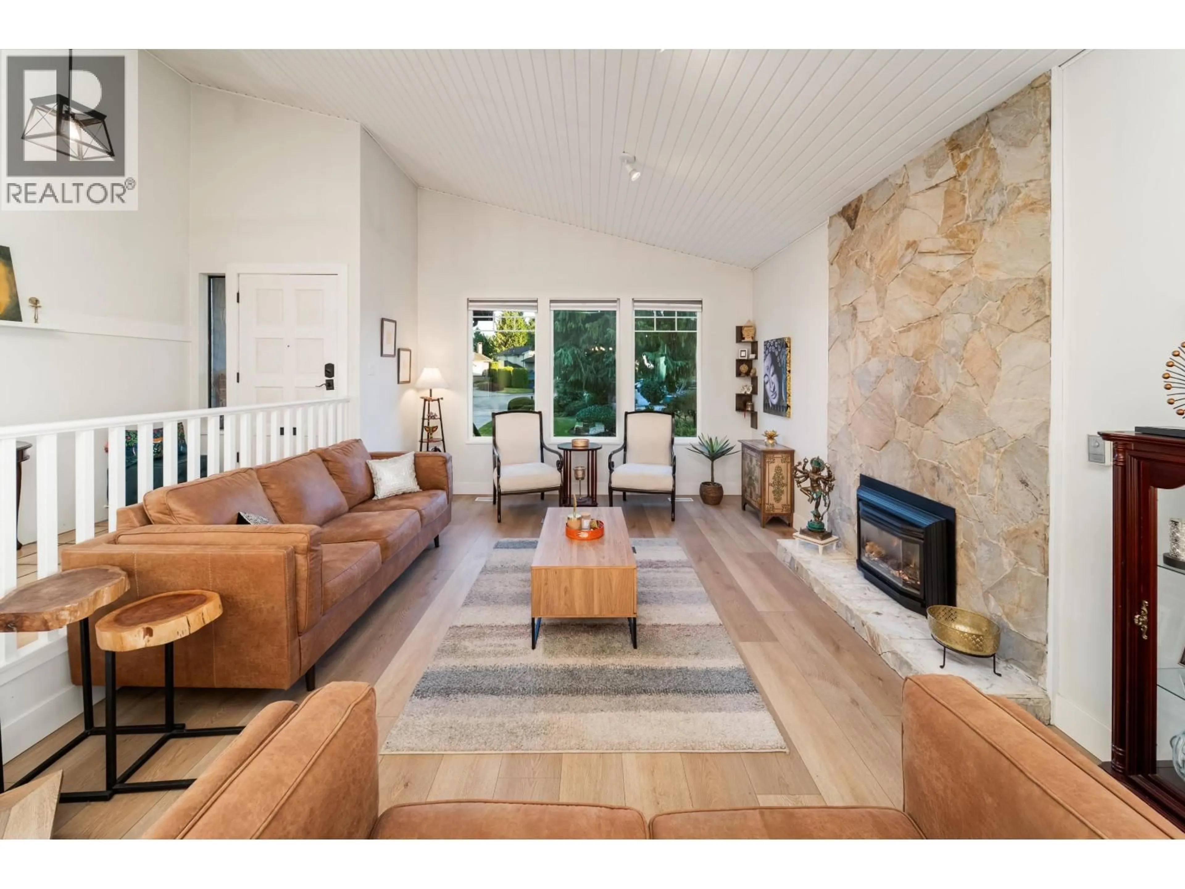 Living room with furniture, unknown for 327 MOUNT ROYAL COURT, Port Moody British Columbia V3H3Z3