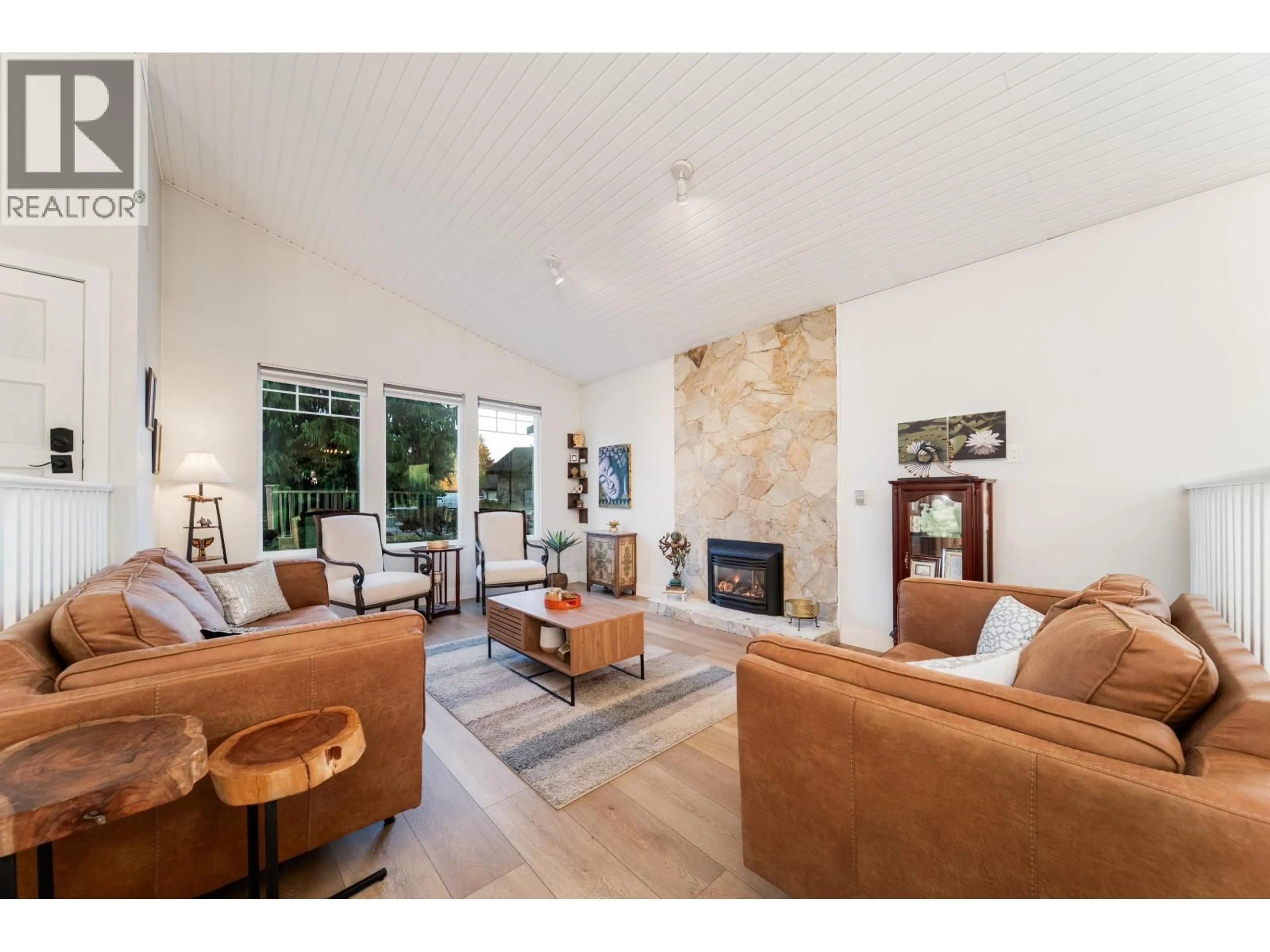 Living room with furniture, ceramic/tile floor for 327 MOUNT ROYAL COURT, Port Moody British Columbia V3H3Z3