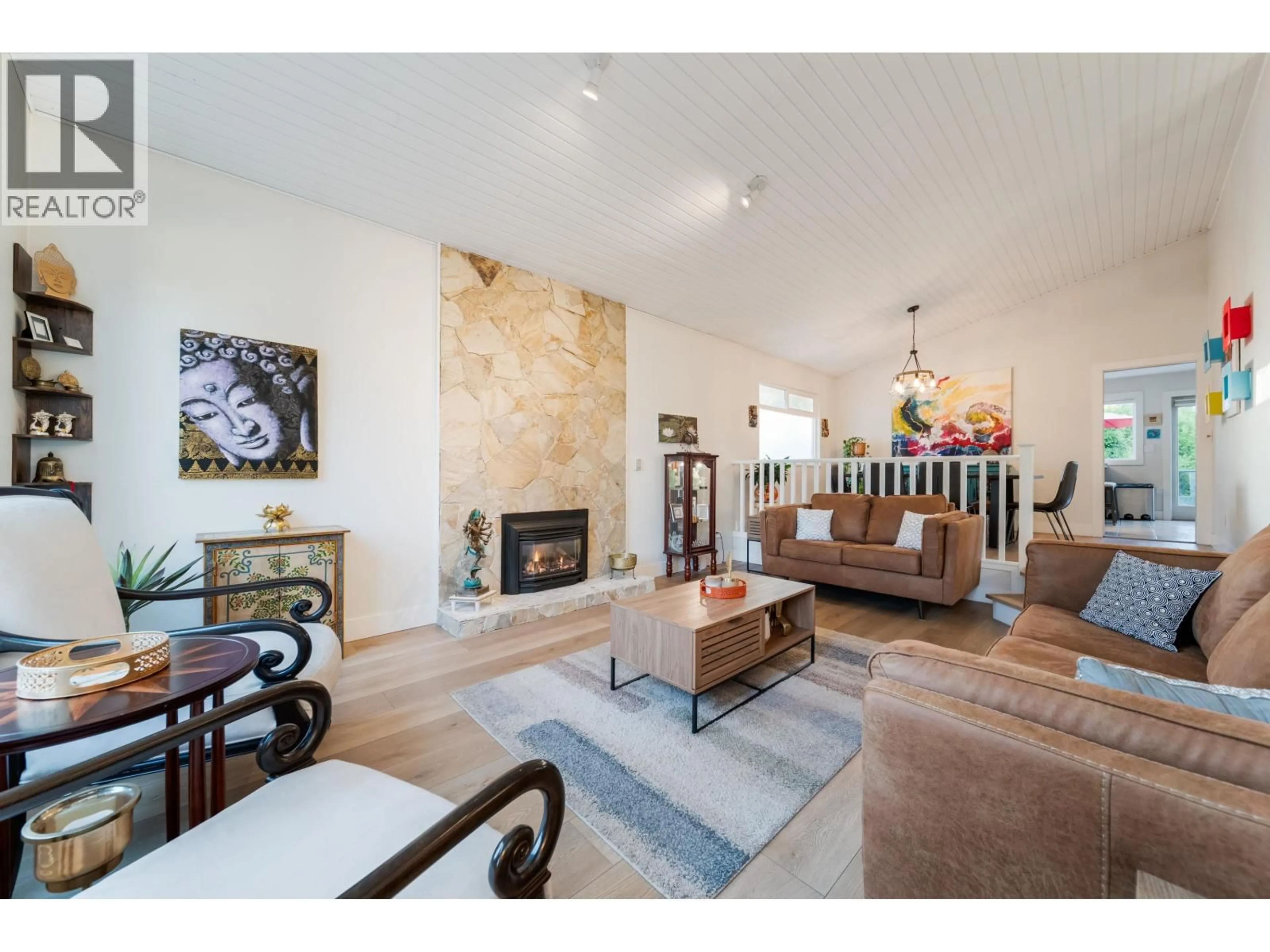 Living room with furniture, ceramic/tile floor for 327 MOUNT ROYAL COURT, Port Moody British Columbia V3H3Z3