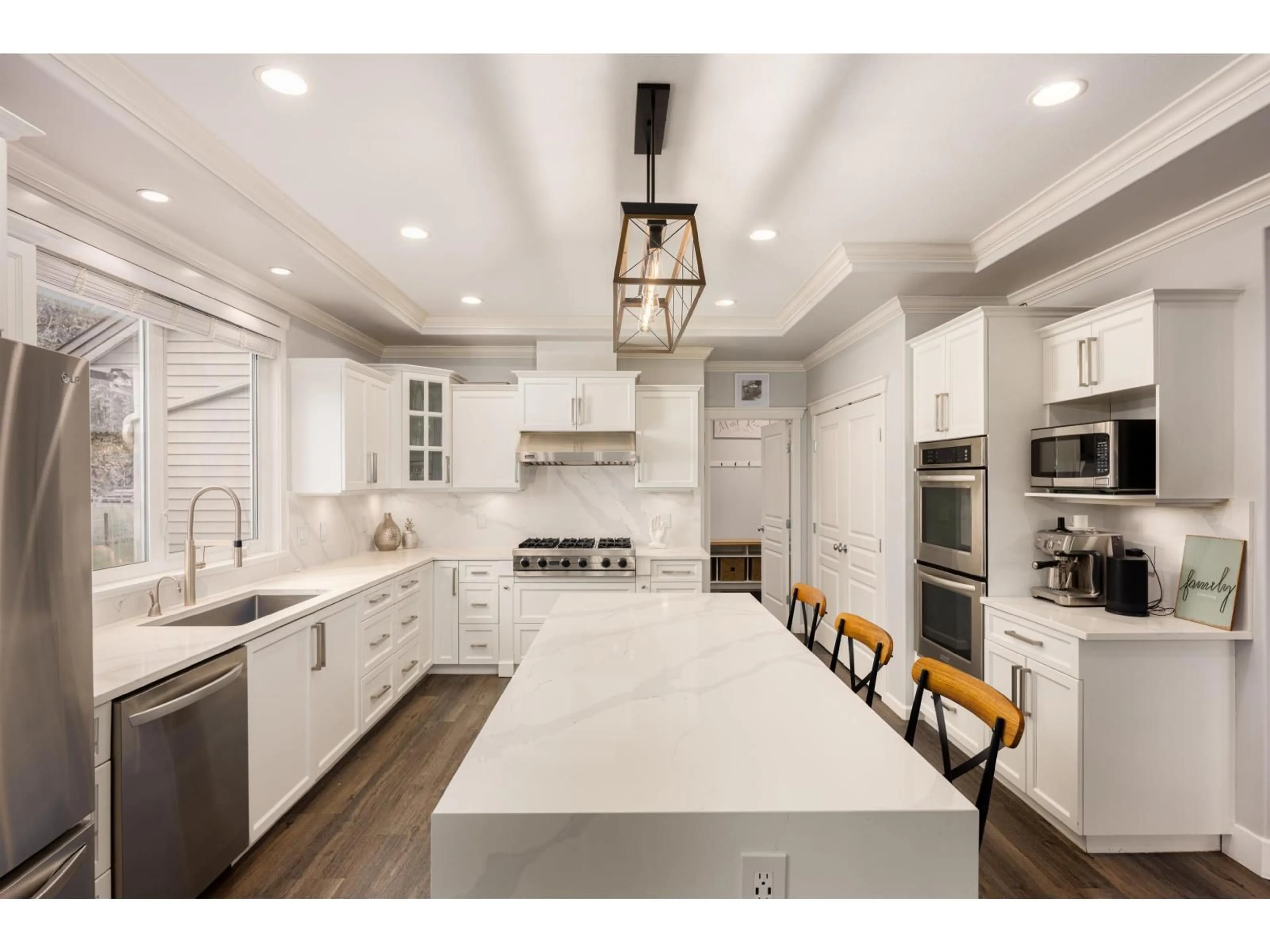 Open concept kitchen, ceramic/tile floor for 6453 260 STREET, Langley British Columbia V4W1V3