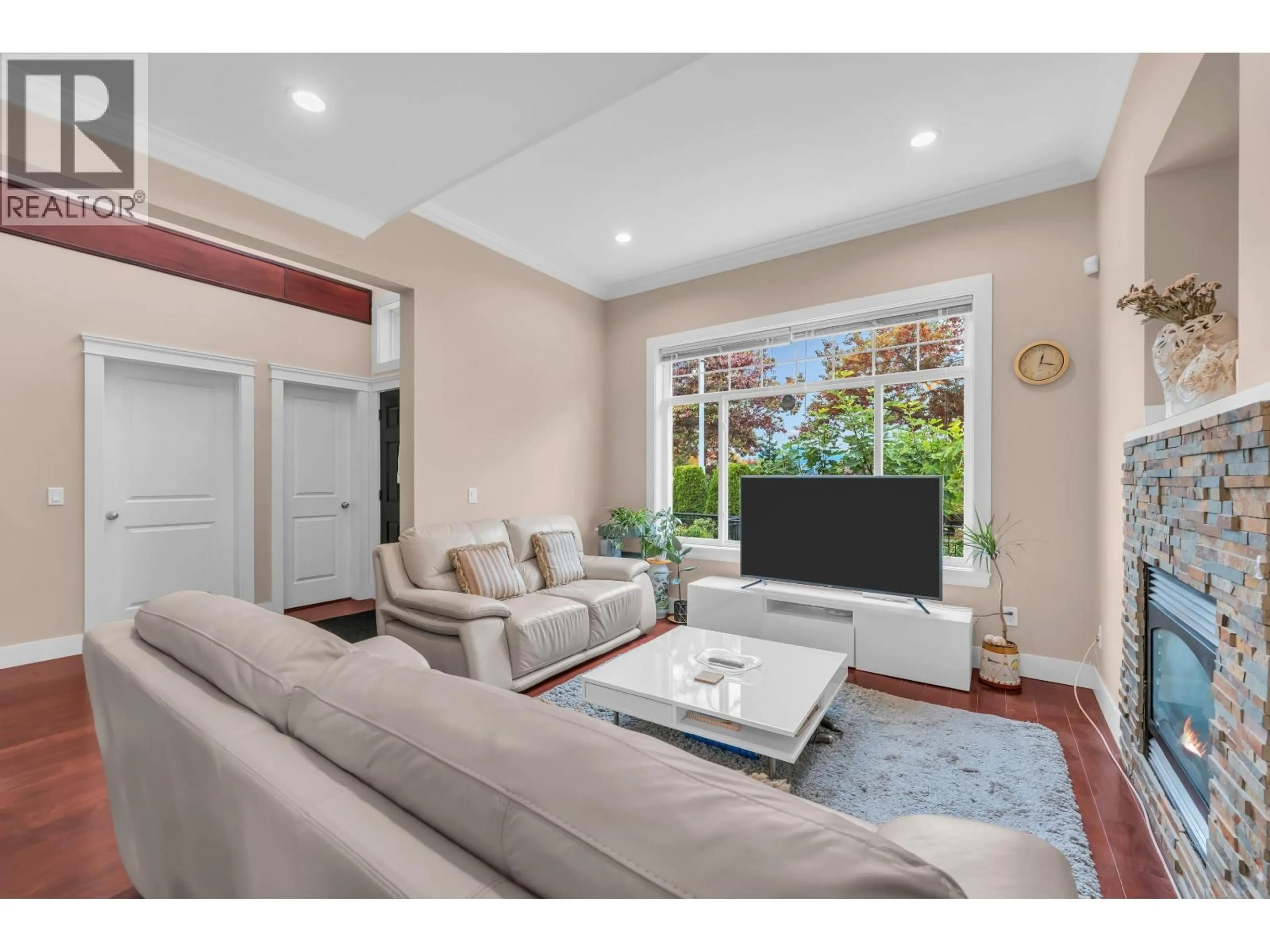 Living room with furniture, unknown for 5464 OAKLAND STREET, Burnaby British Columbia V5H1R8