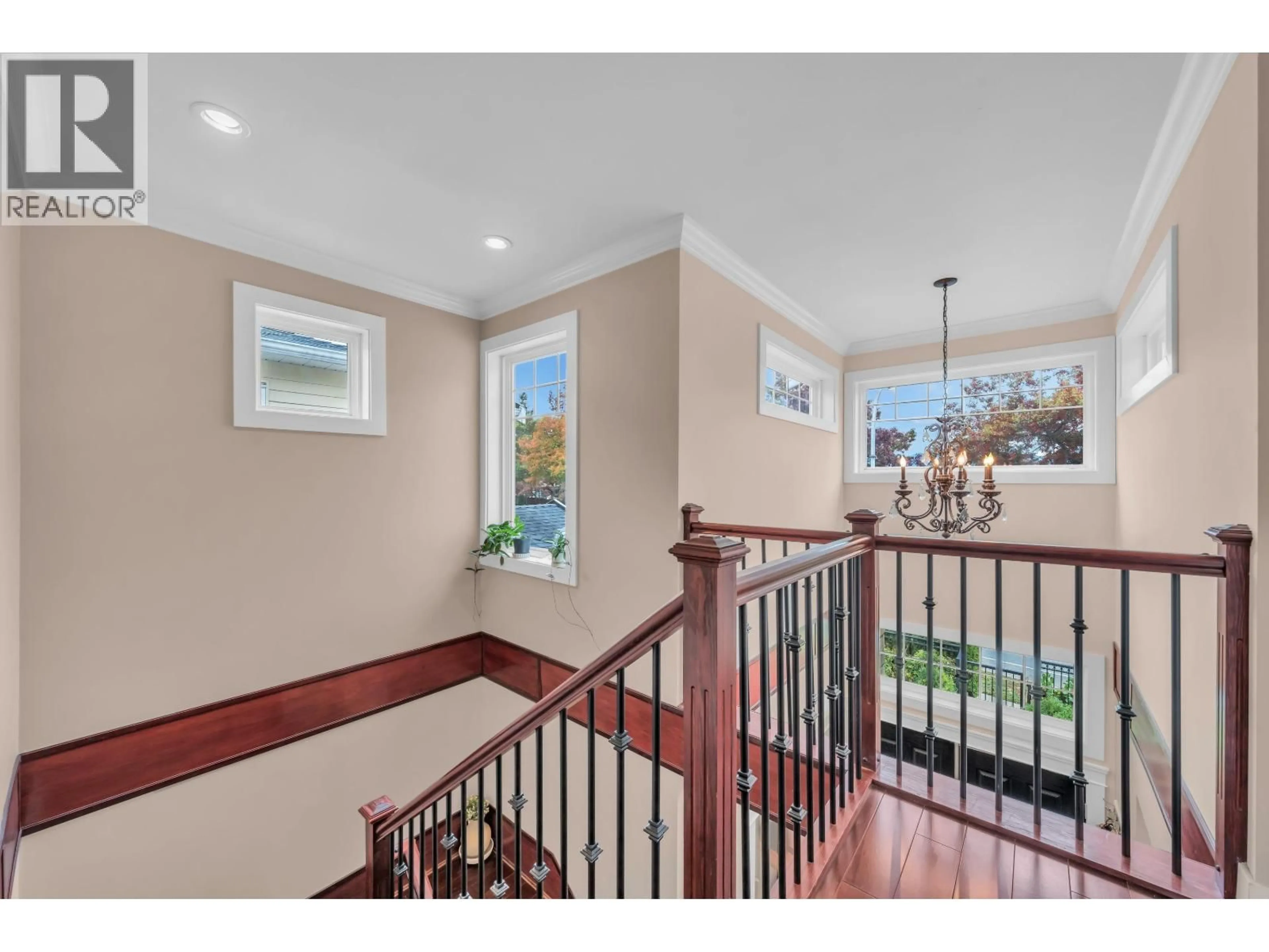 Indoor entryway for 5464 OAKLAND STREET, Burnaby British Columbia V5H1R8