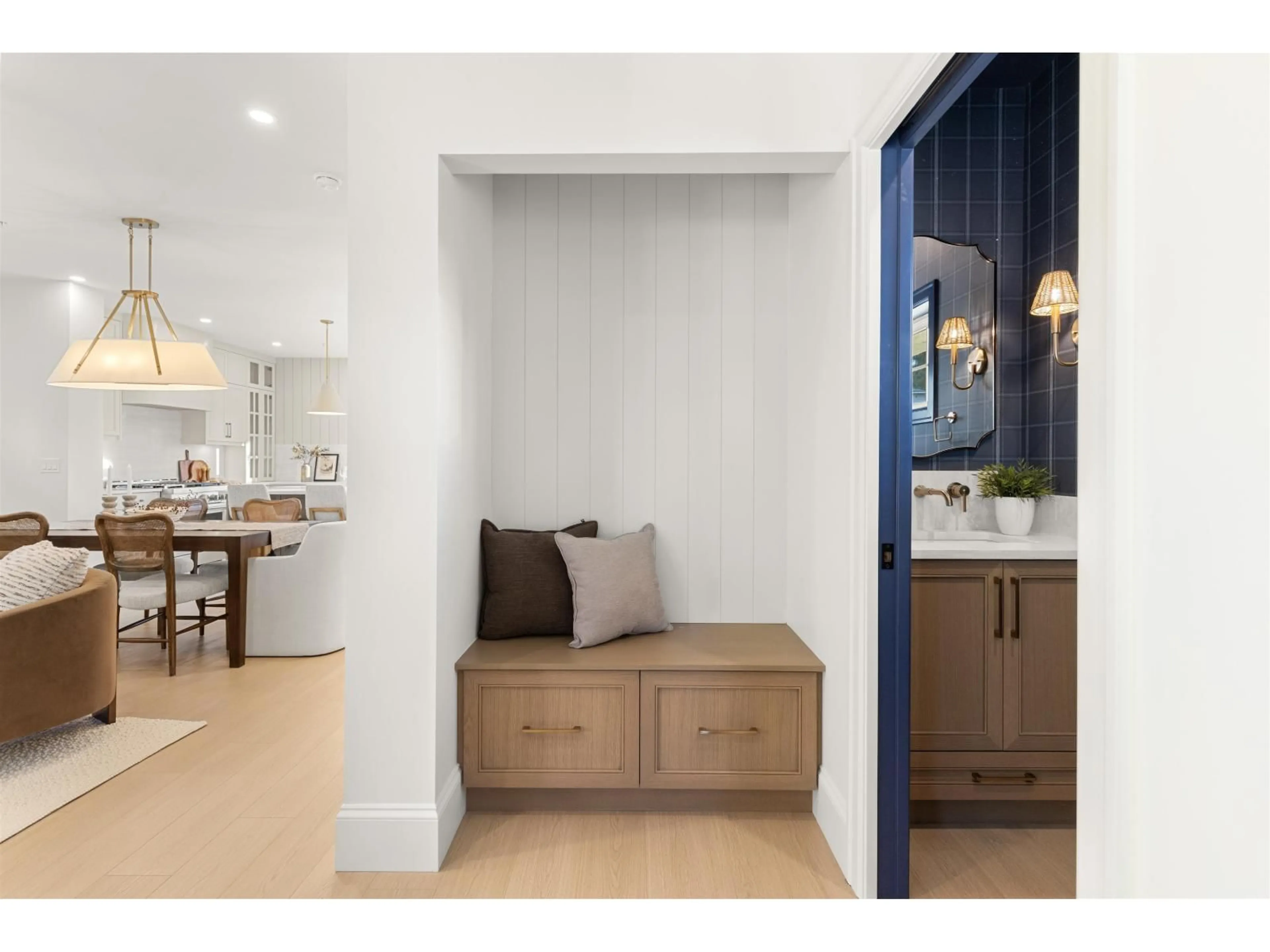 Indoor entryway for 33180 TUNBRIDGE AVENUE, Mission British Columbia V2V6X9