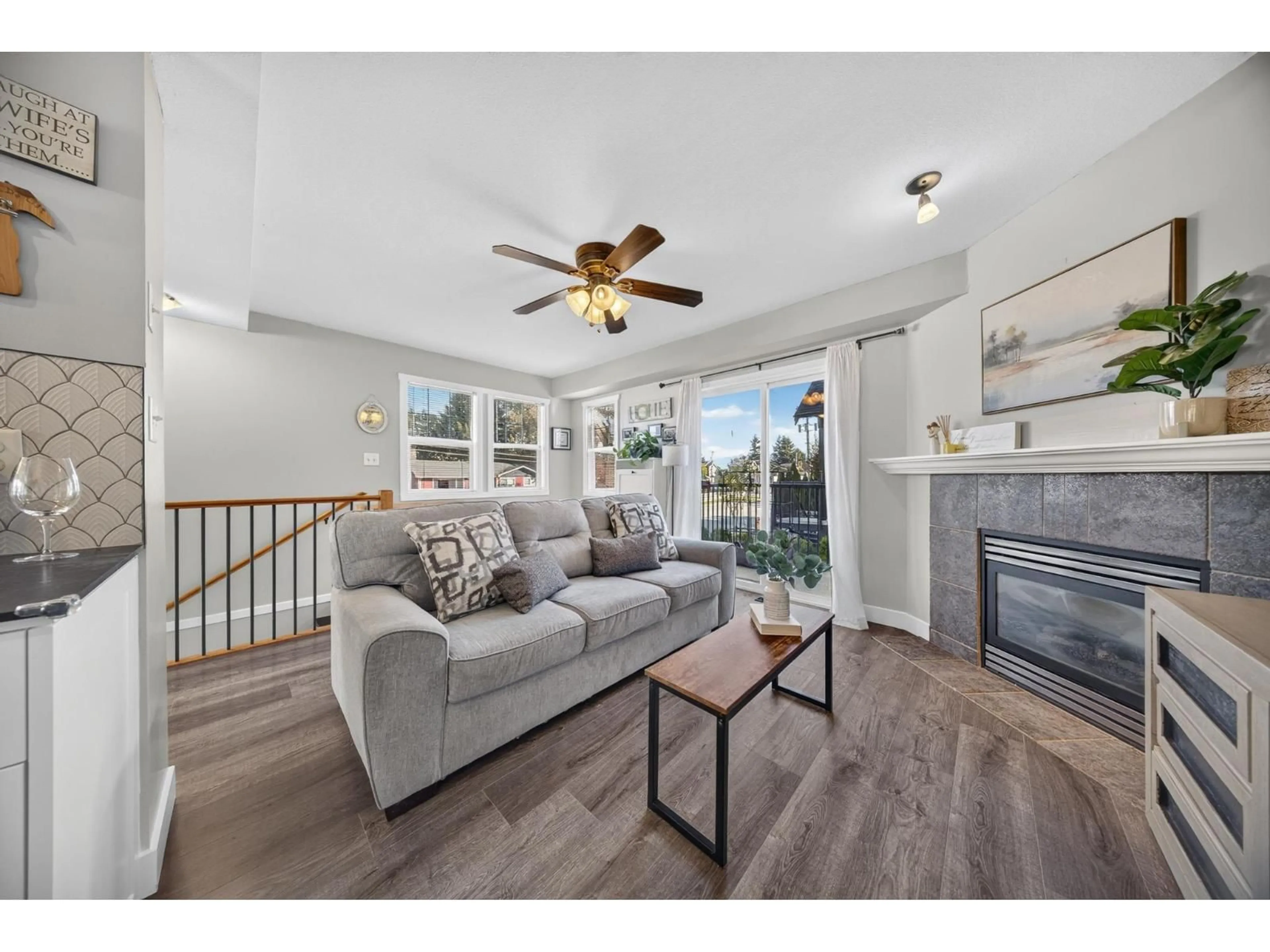 Living room with furniture, wood/laminate floor for 4 - 46538 FIRST AVENUE, Chilliwack British Columbia V2P1W9