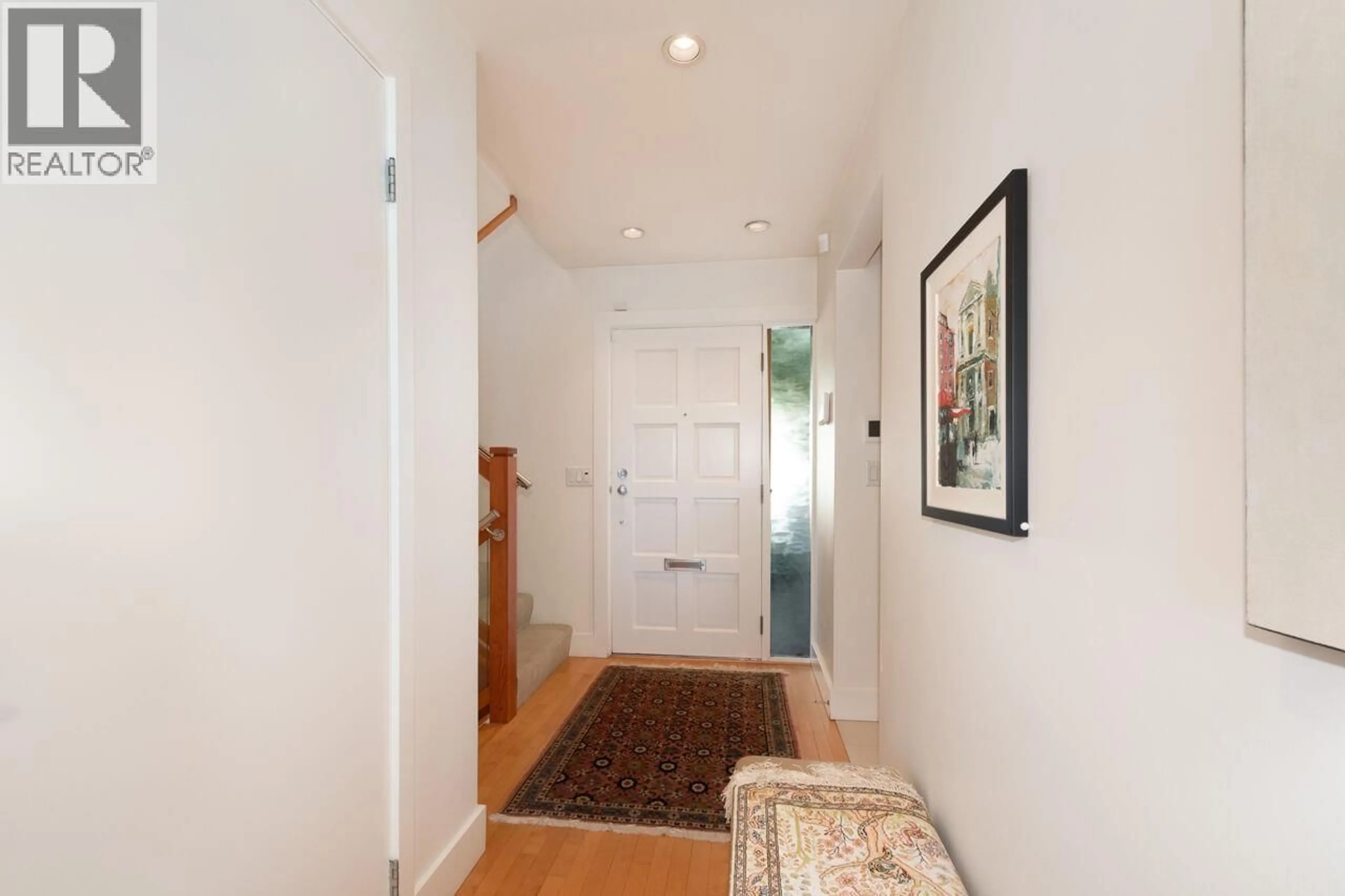 Indoor entryway for 1896 BELLEVUE AVENUE, West Vancouver British Columbia V7V1B4