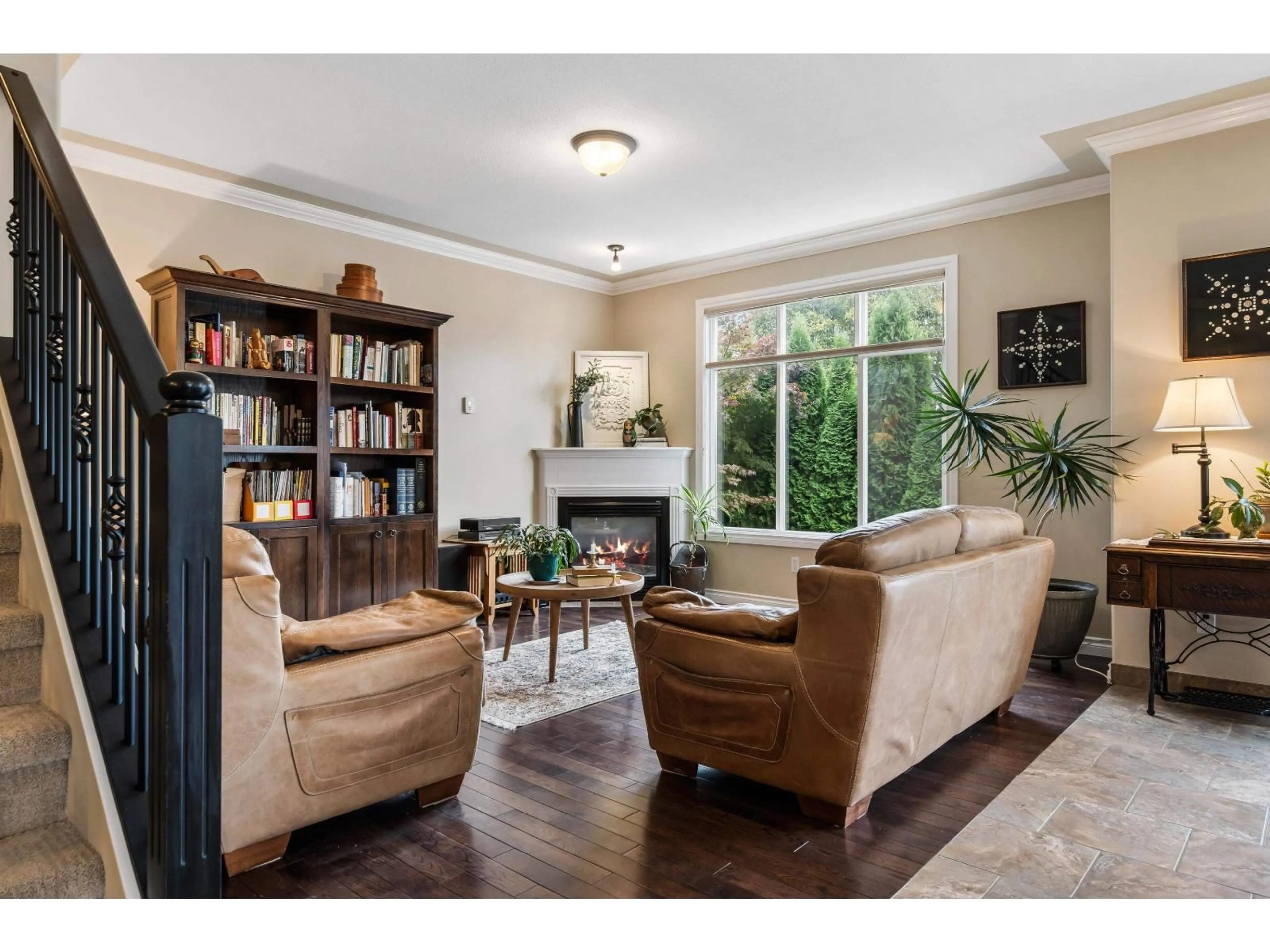 Living room with furniture, wood/laminate floor for 1 - 46330 VALLEYVIEW ROAD, Chilliwack British Columbia V2R5S6