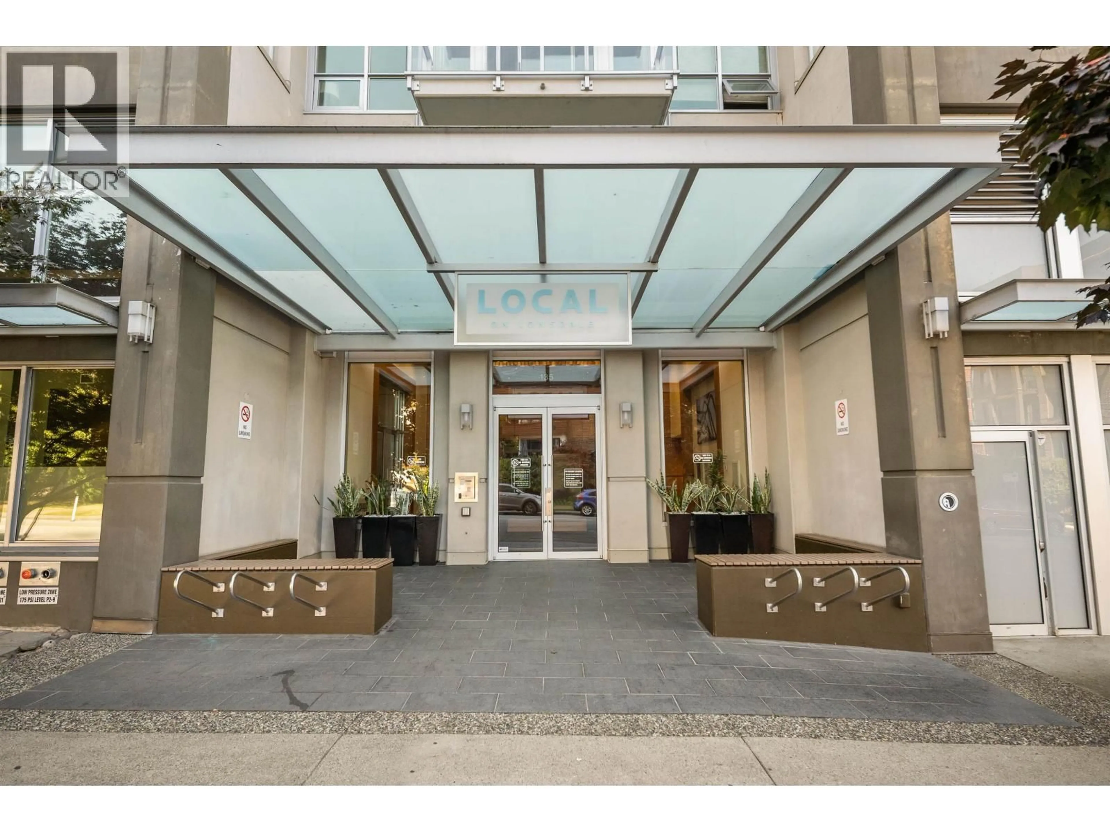 Indoor foyer for 519 - 135 17TH STREET, North Vancouver British Columbia V7L0C4