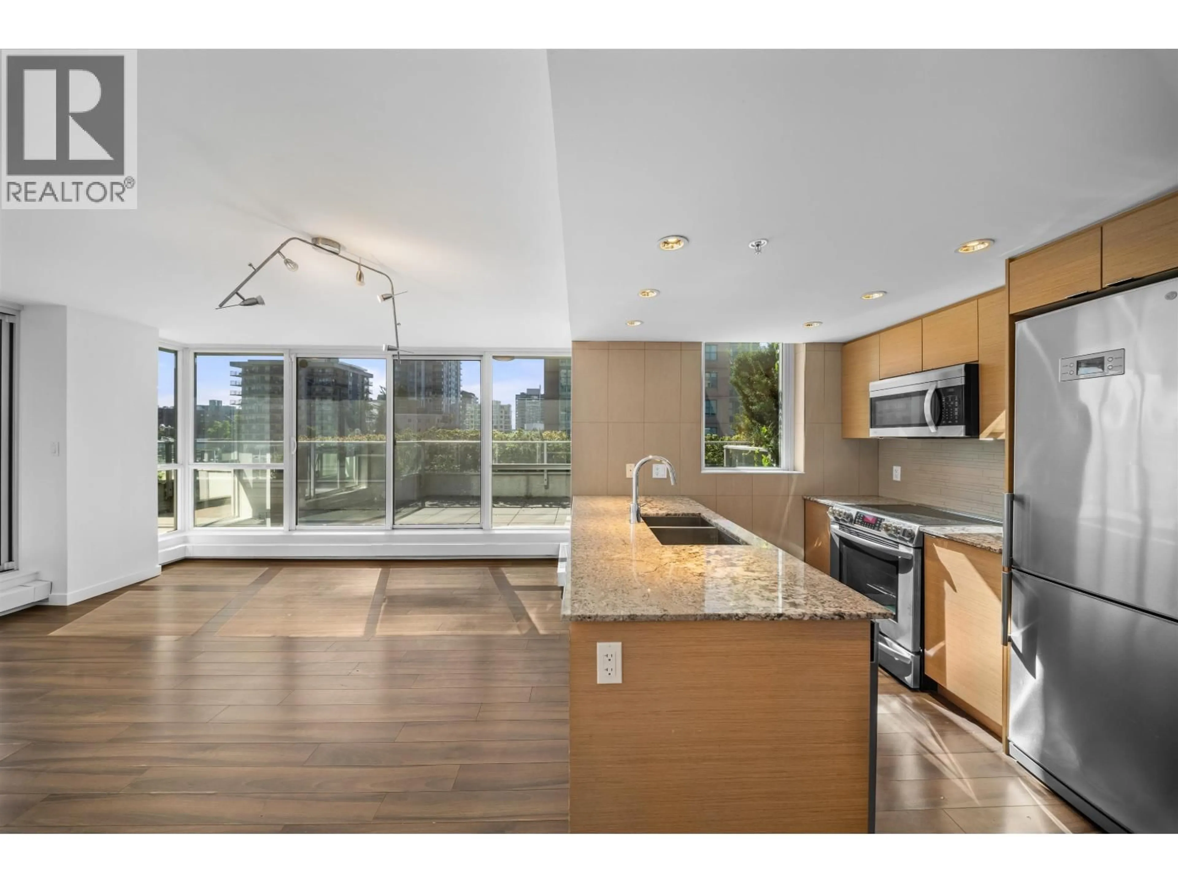 Open concept kitchen, unknown for 519 - 135 17TH STREET, North Vancouver British Columbia V7L0C4