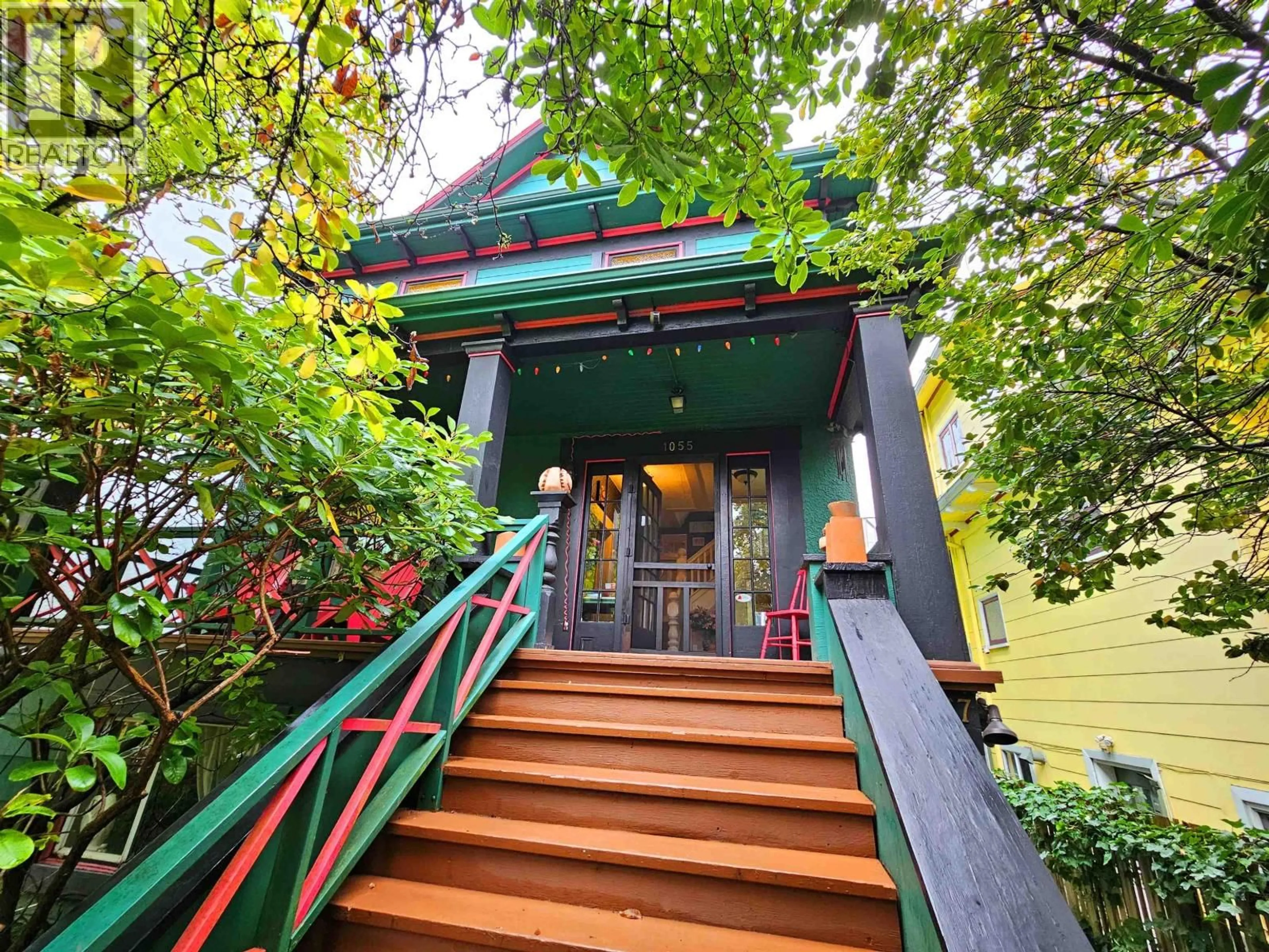 Indoor foyer for 1055 11TH AVENUE, Vancouver British Columbia V5T2G1