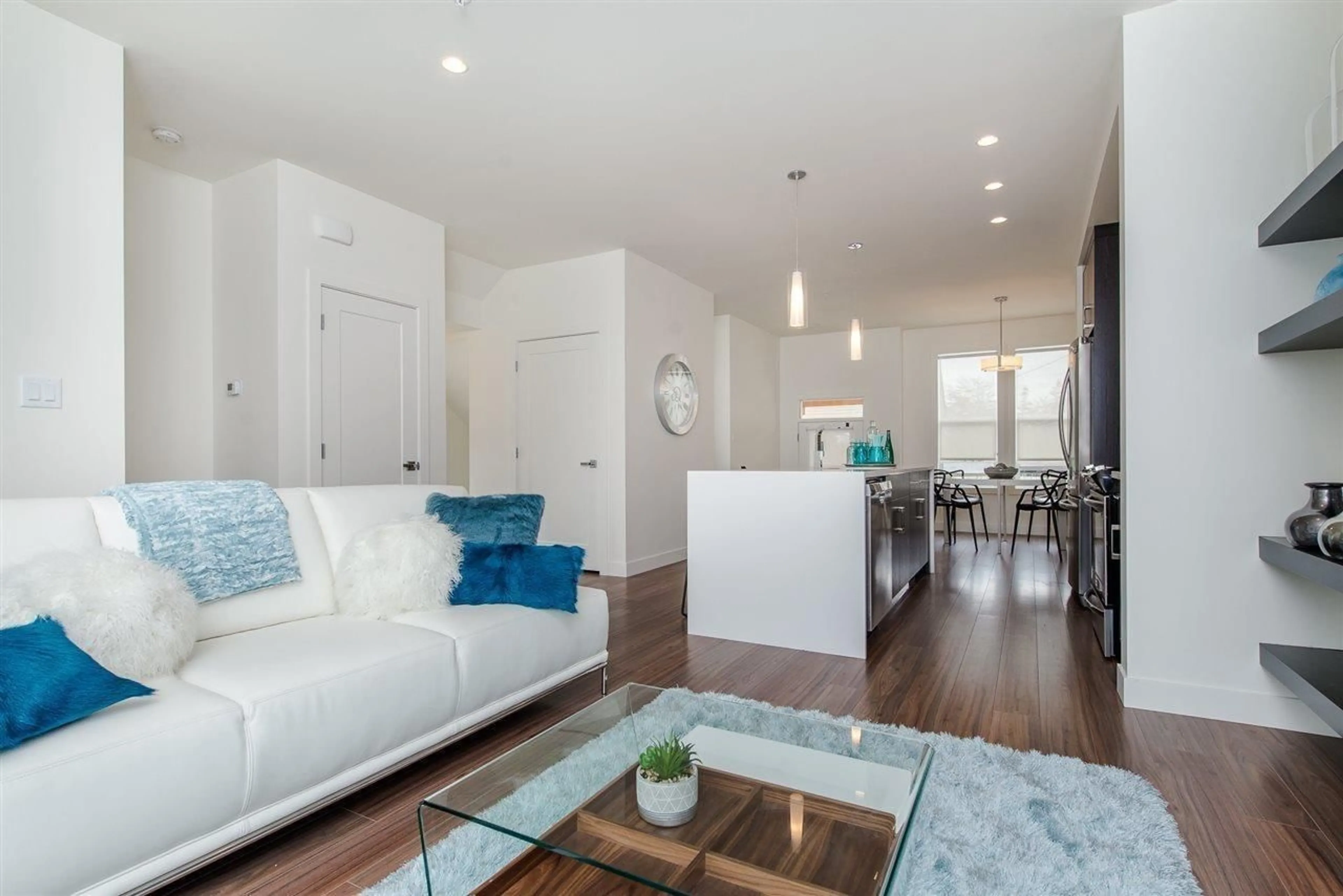 Living room with furniture, wood/laminate floor for 6 - 45455 SPADINA AVENUE, Chilliwack British Columbia V2P0G4