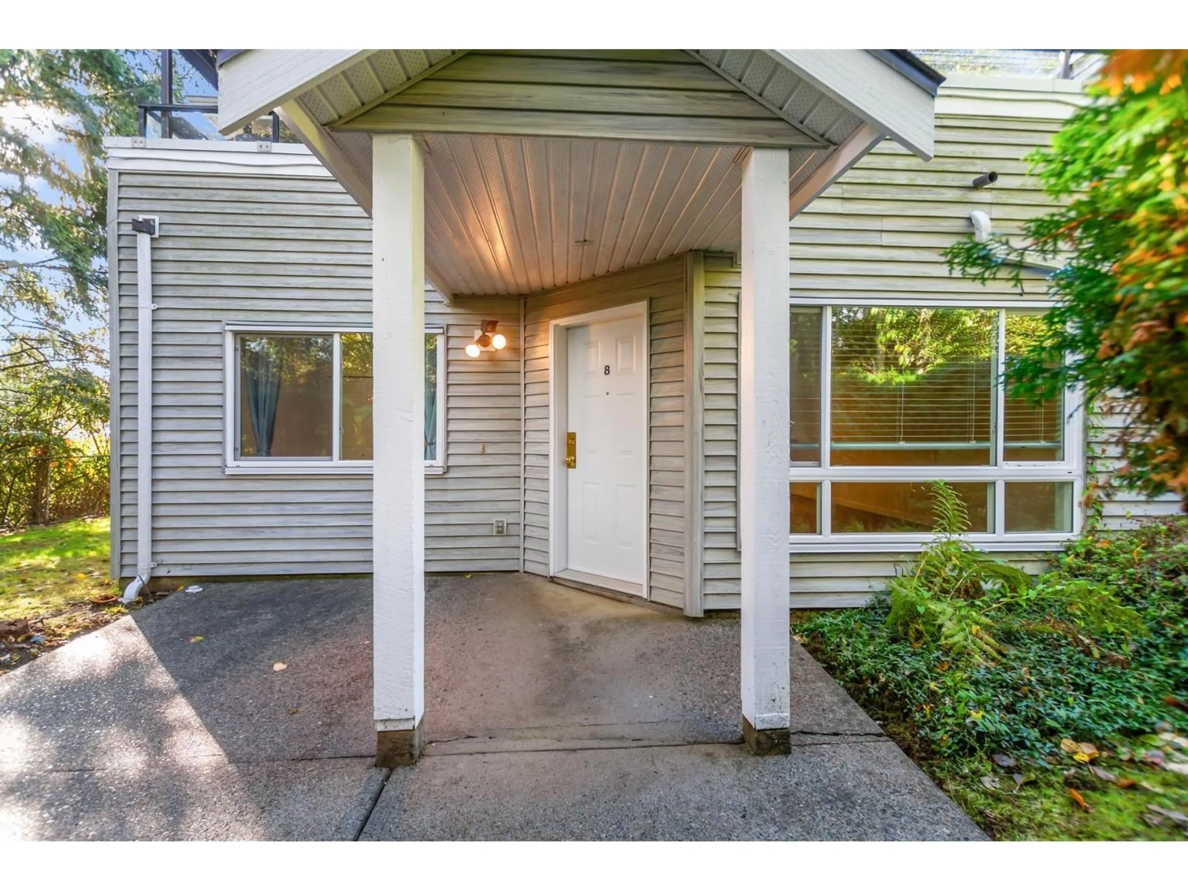 Indoor entryway for 8 - 13660 84 AVENUE, Surrey British Columbia V3W0T6