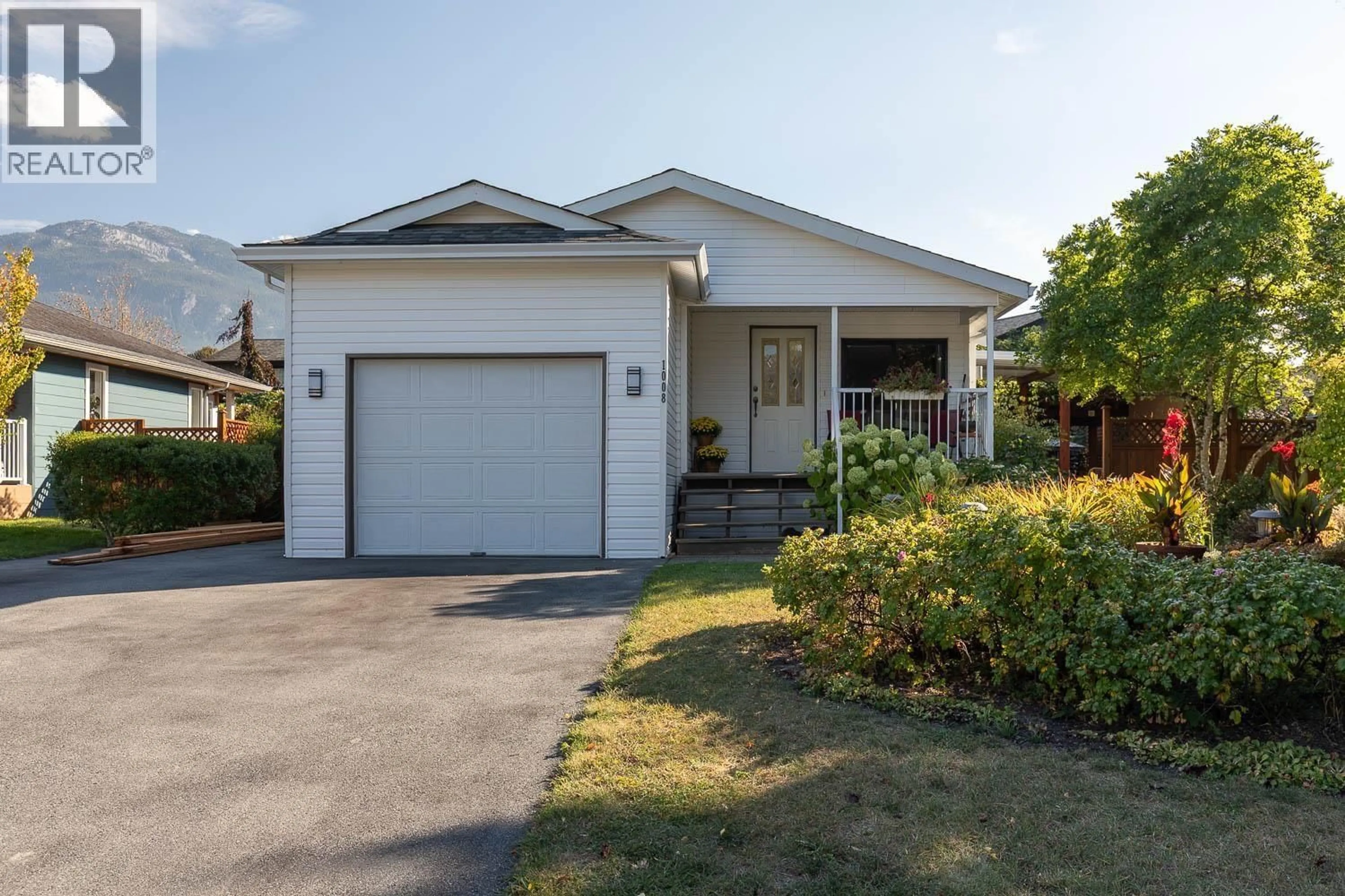 Home with vinyl exterior material, street for 1008 EDGEWATER CRESCENT, Squamish British Columbia V6B0B2