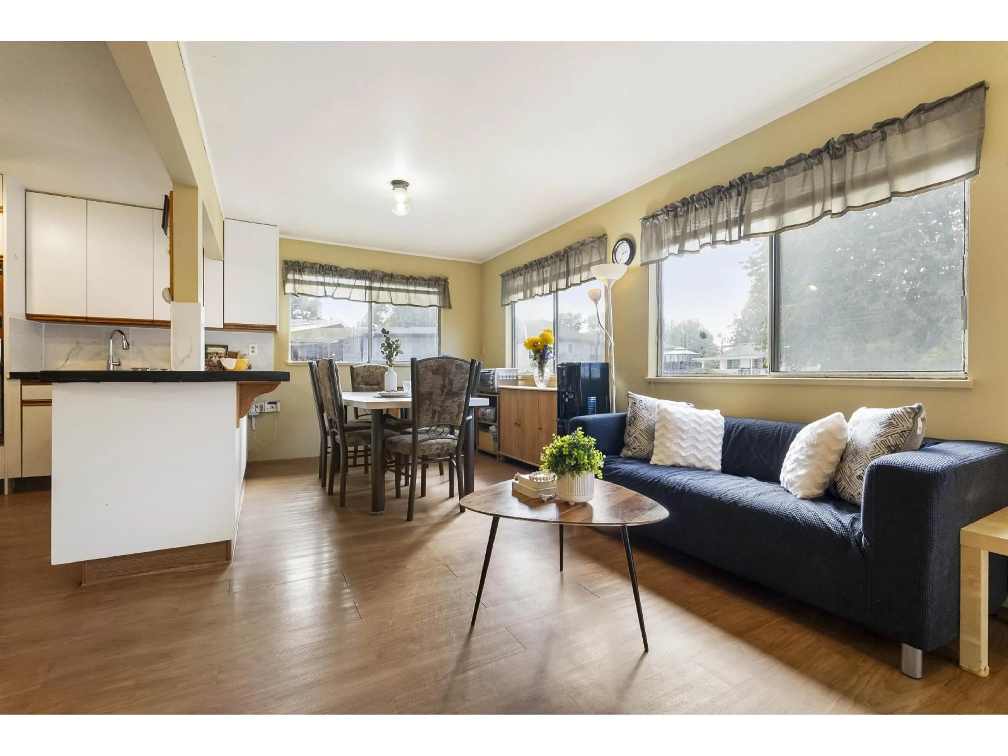 Living room with furniture, wood/laminate floor for 9141 PRINCE CHARLES BOULEVARD, Surrey British Columbia V3V1S1