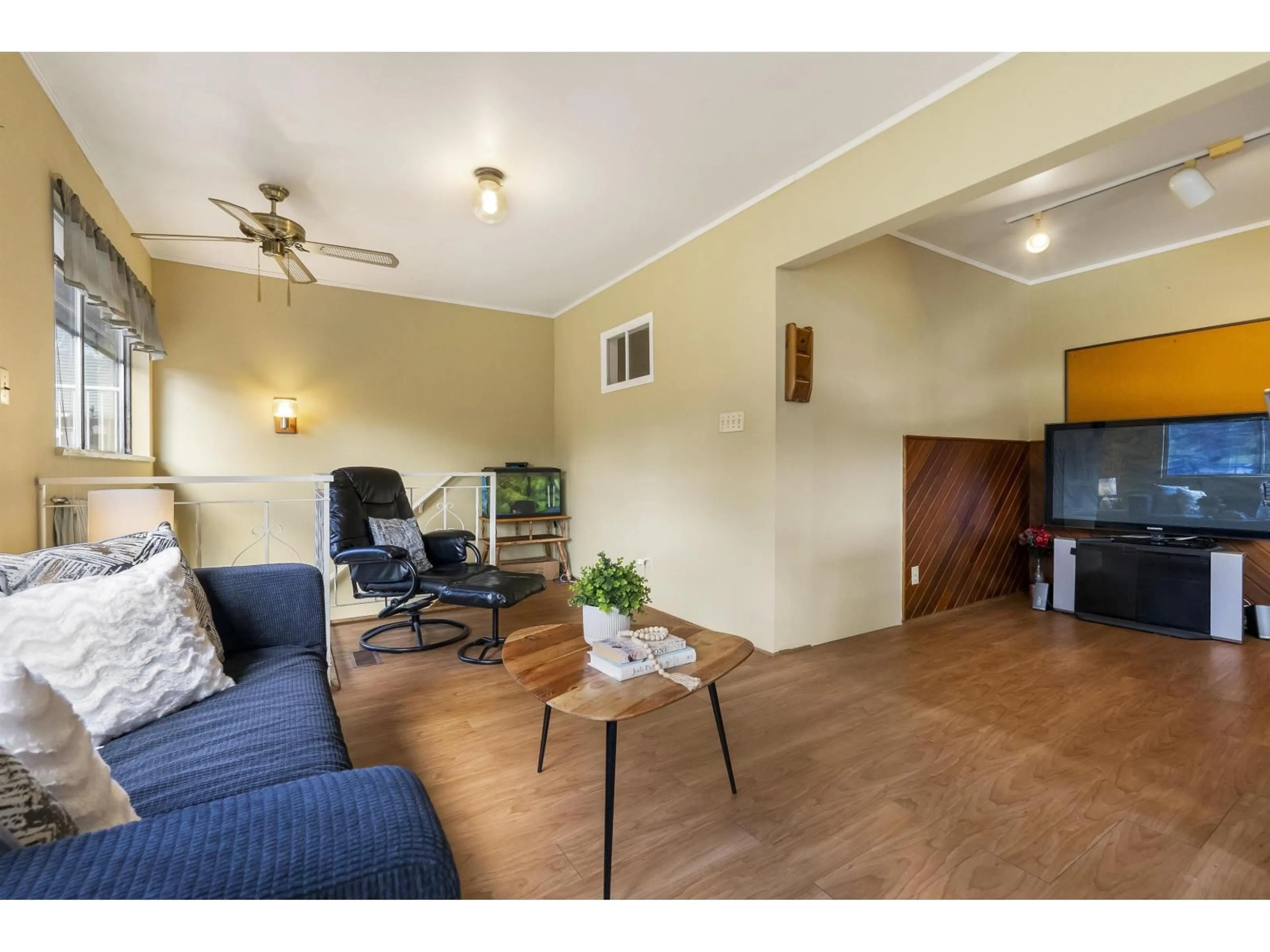 Living room with furniture, wood/laminate floor for 9141 PRINCE CHARLES BOULEVARD, Surrey British Columbia V3V1S1