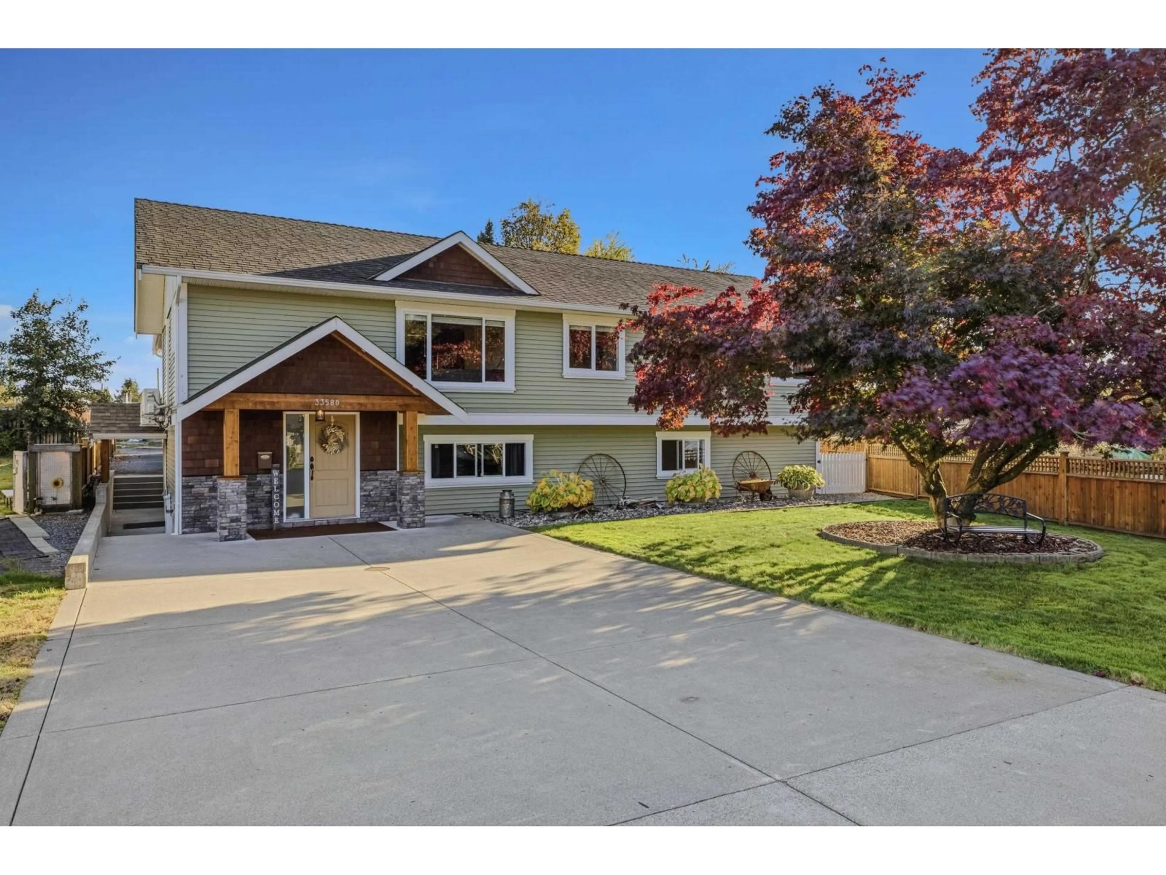 Home with vinyl exterior material, street for 33580 10TH AVENUE, Mission British Columbia V2V2K6