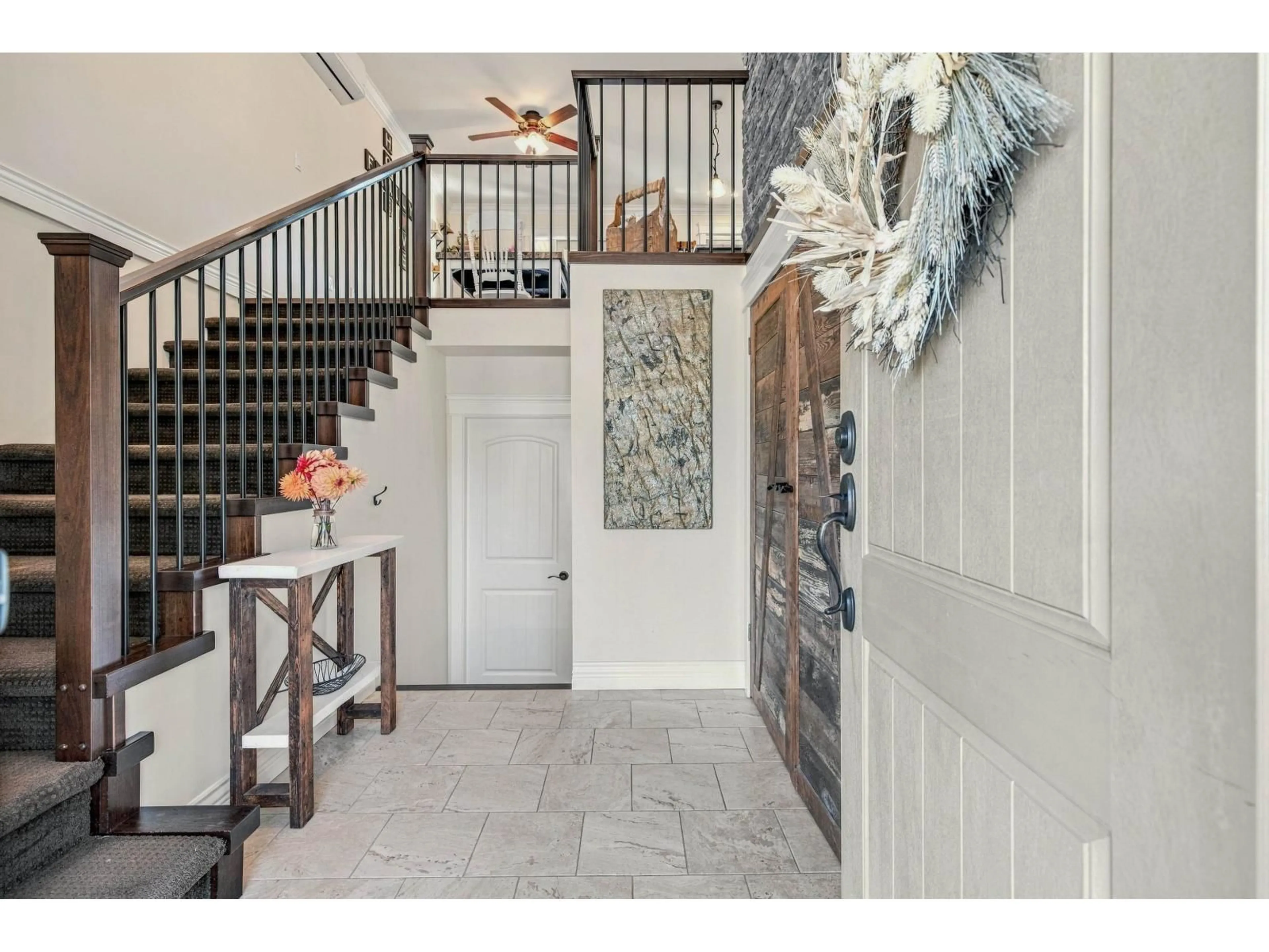 Indoor entryway for 33580 10TH AVENUE, Mission British Columbia V2V2K6