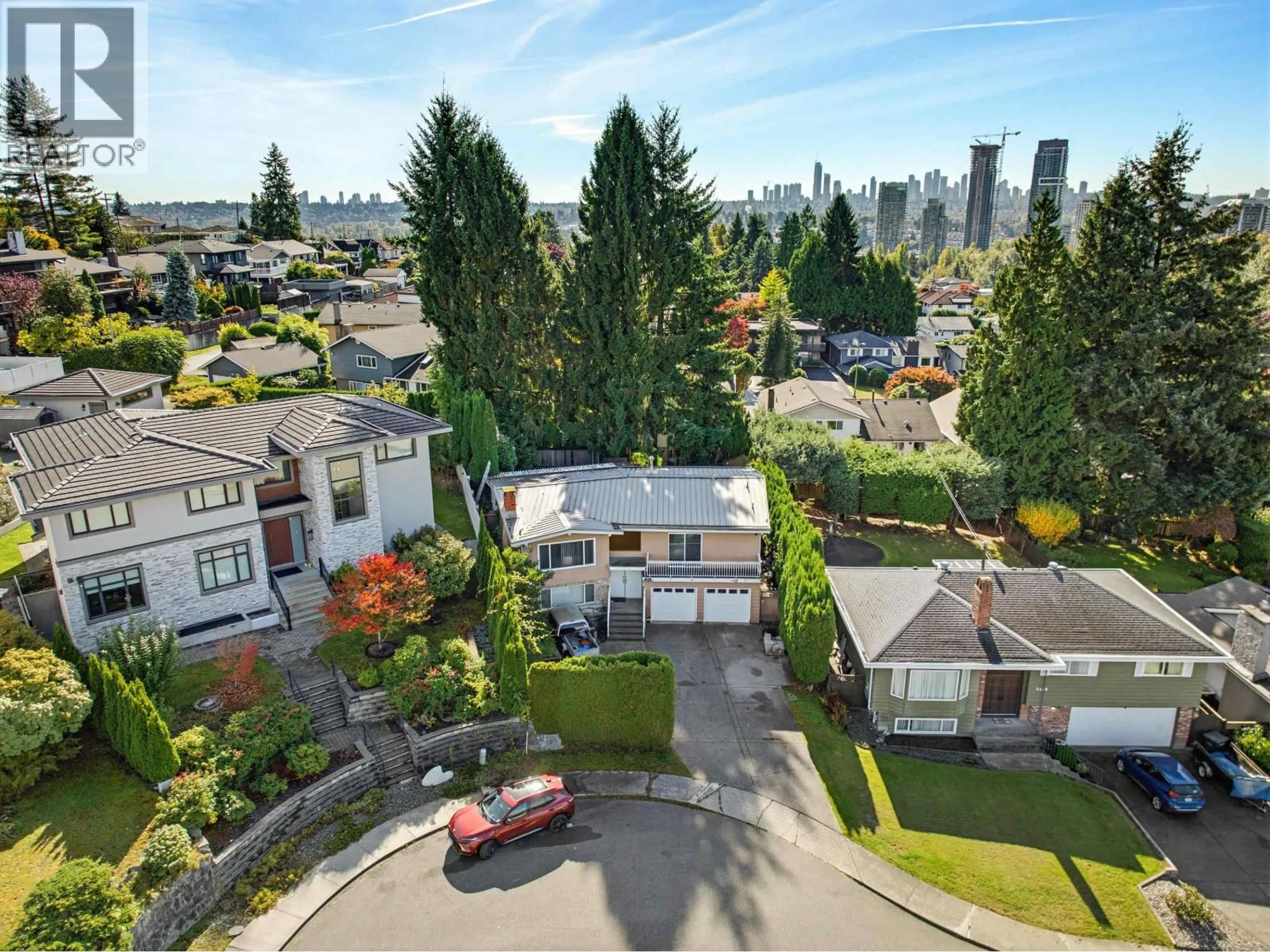 A pic from outside/outdoor area/front of a property/back of a property/a pic from drone, street for 5460 MEADEDALE DRIVE, Burnaby British Columbia V5B2E8