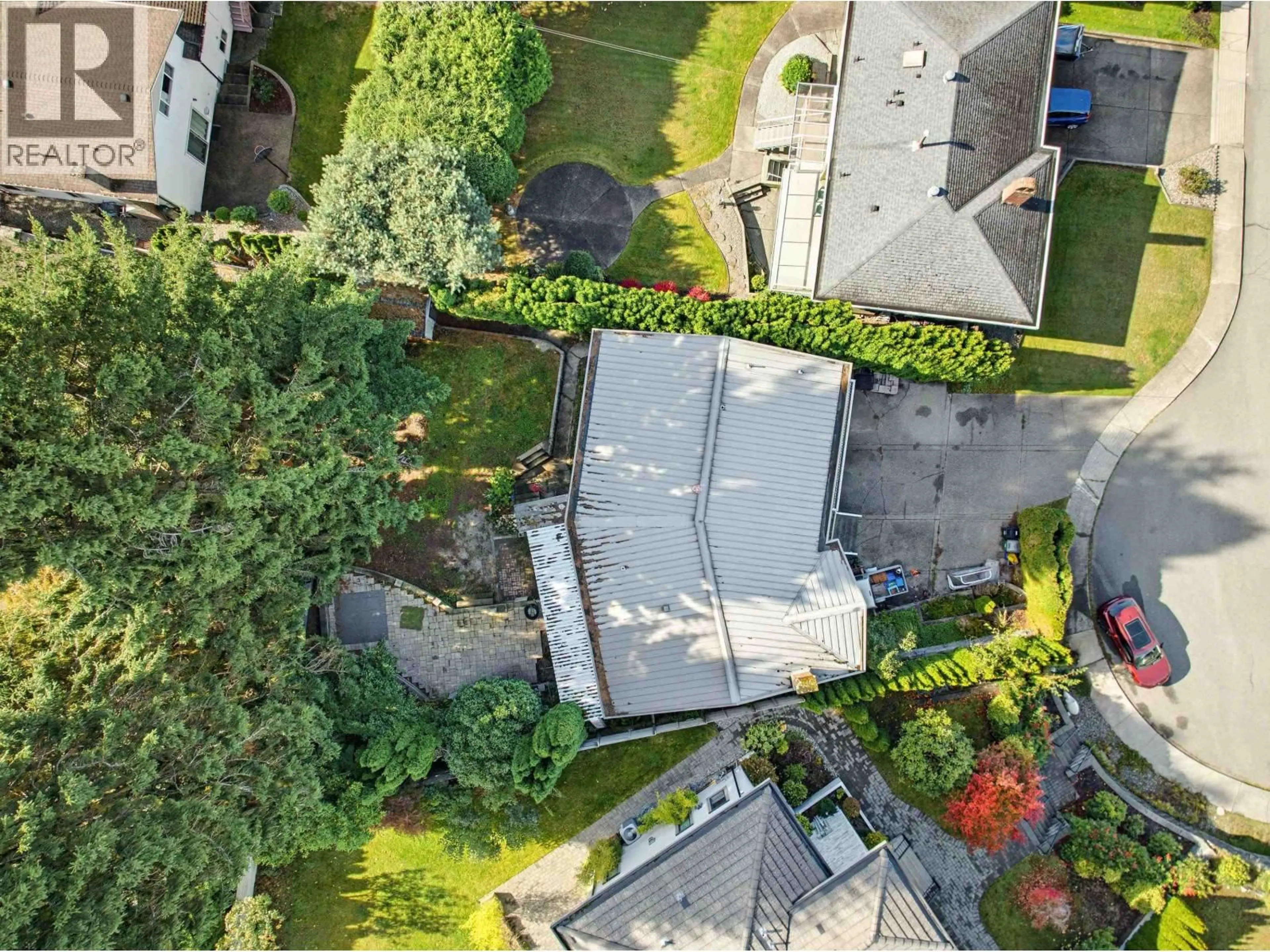 A pic from outside/outdoor area/front of a property/back of a property/a pic from drone, street for 5460 MEADEDALE DRIVE, Burnaby British Columbia V5B2E8