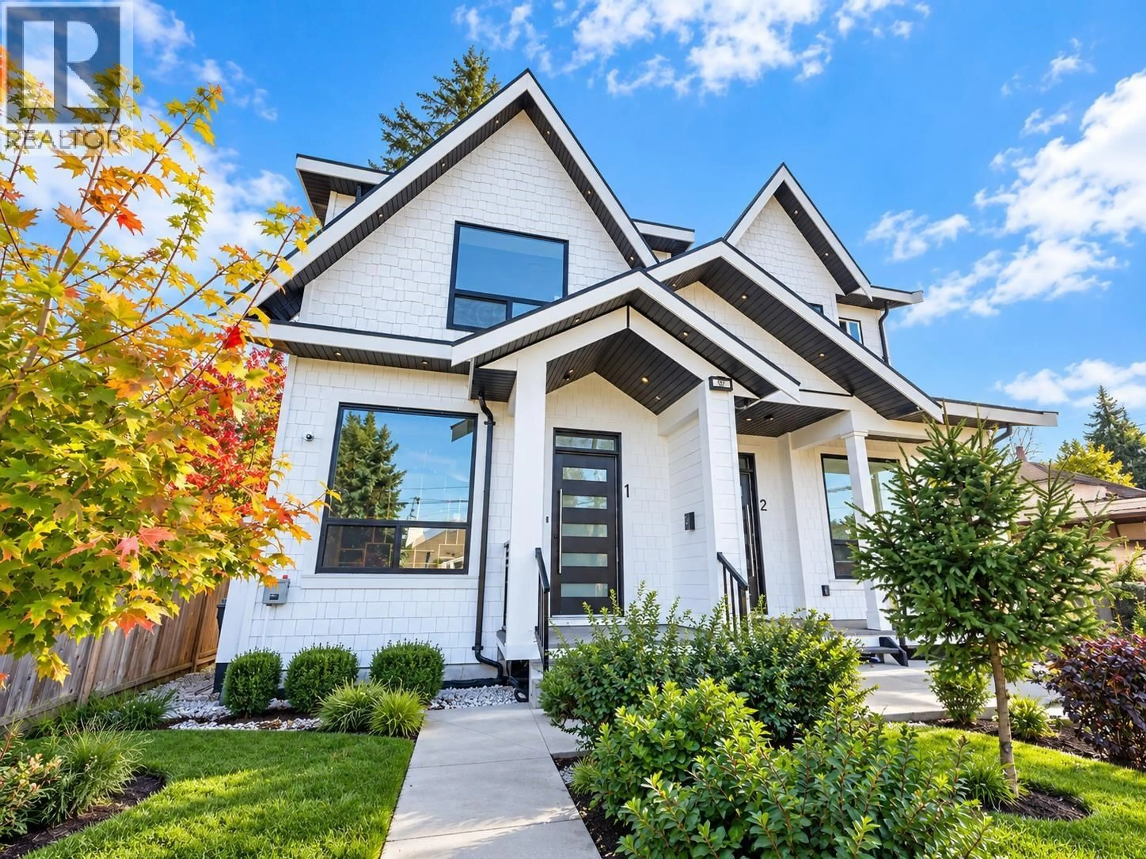 Home with vinyl exterior material, street for 1 - 122 EIGHTH AVENUE, New Westminster British Columbia V3L1X8