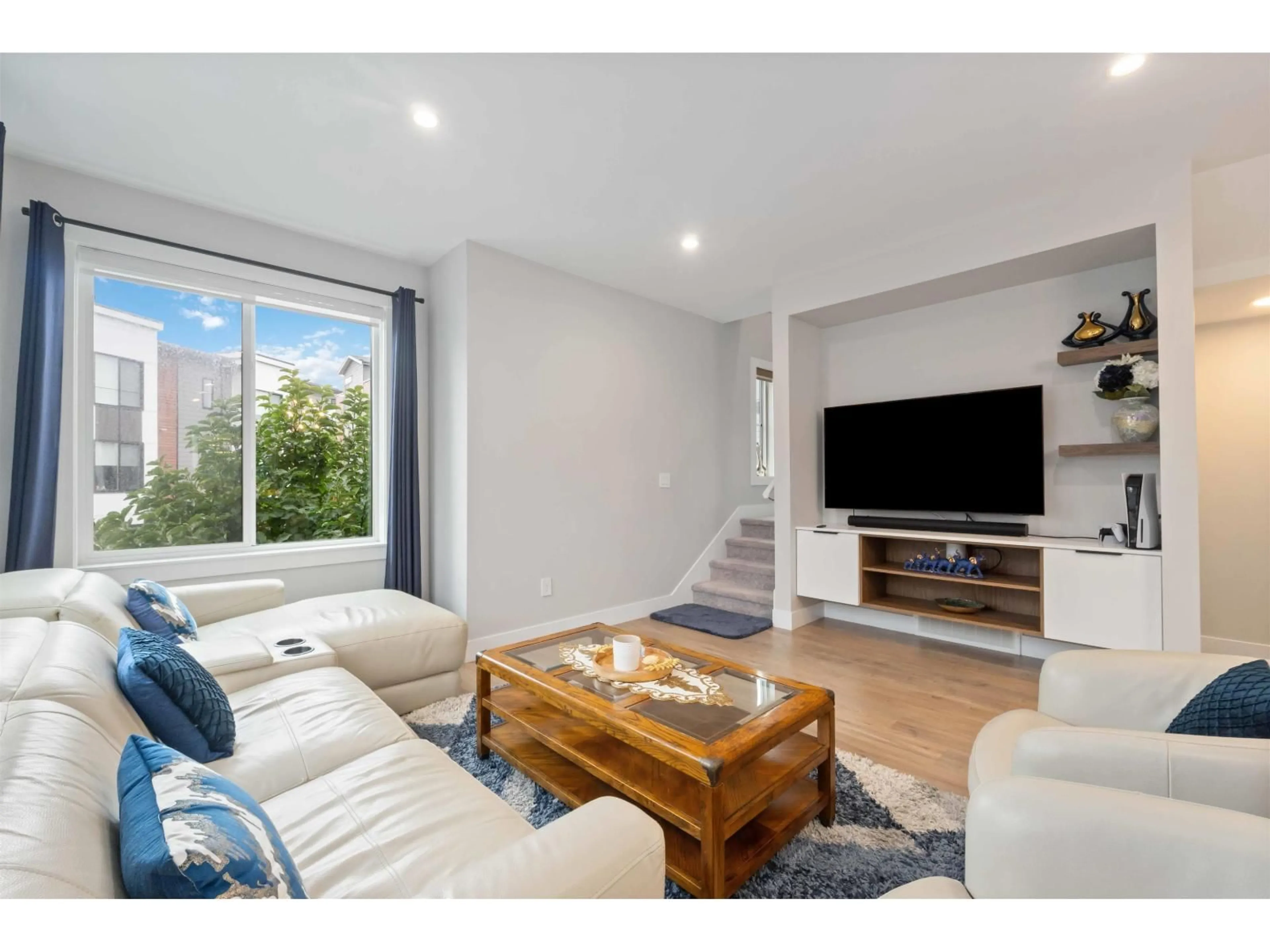 Living room with furniture, unknown for 22 - 1639 162 STREET, Surrey British Columbia V4A4Y1