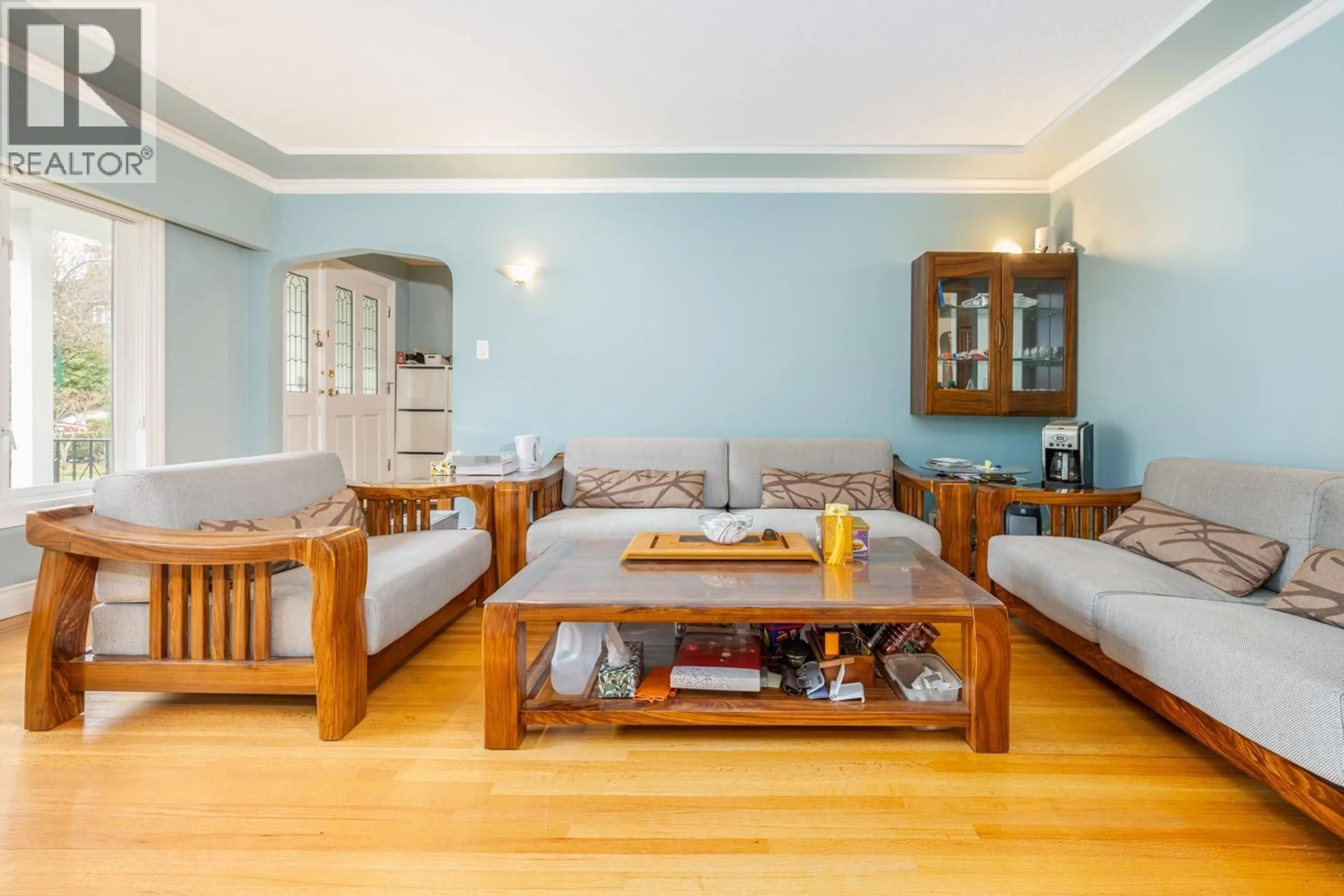 Living room with furniture, wood/laminate floor for 4090 35TH AVENUE, Vancouver British Columbia V6N2P3
