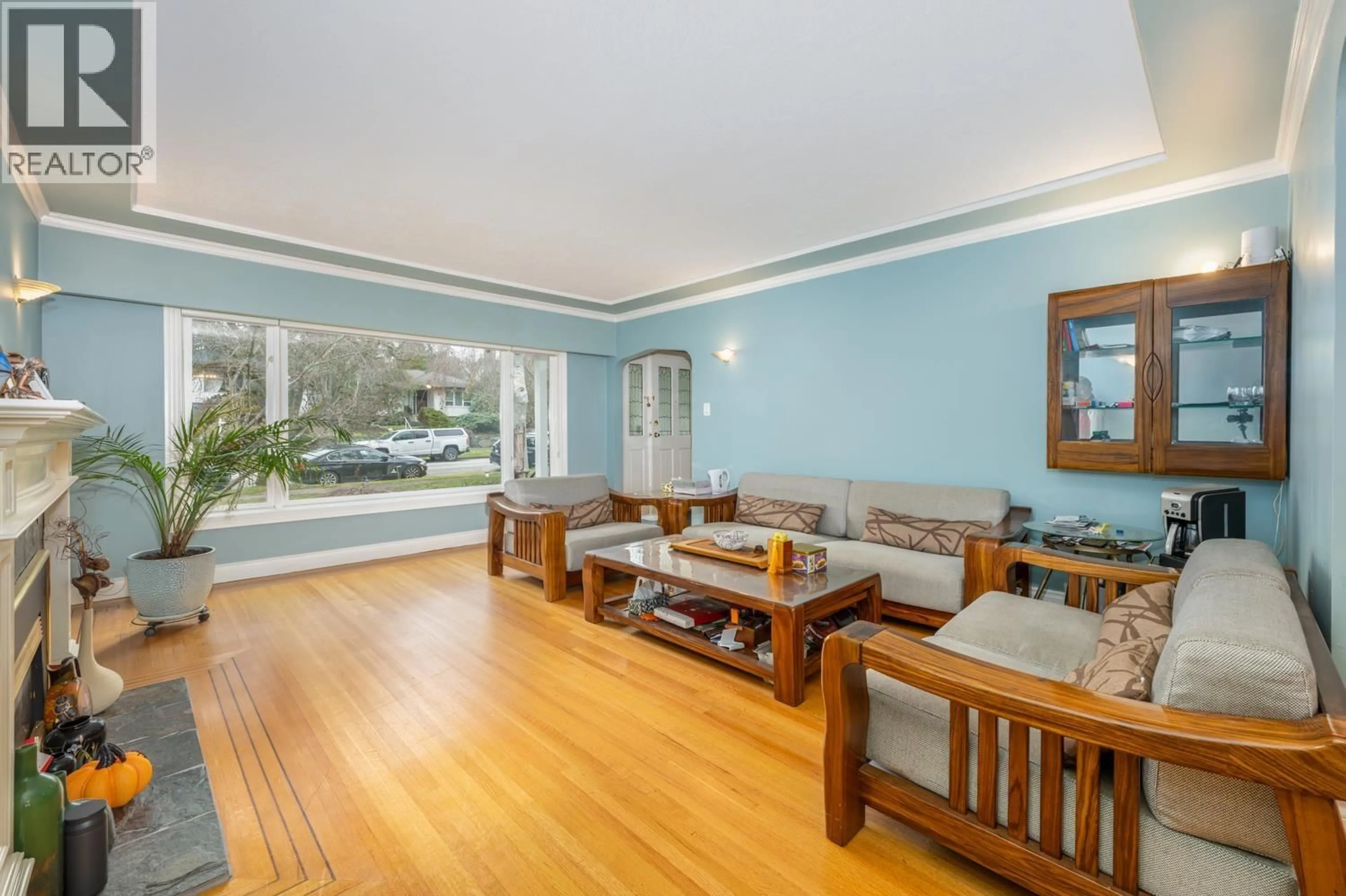 Living room with furniture, wood/laminate floor for 4090 35TH AVENUE, Vancouver British Columbia V6N2P3