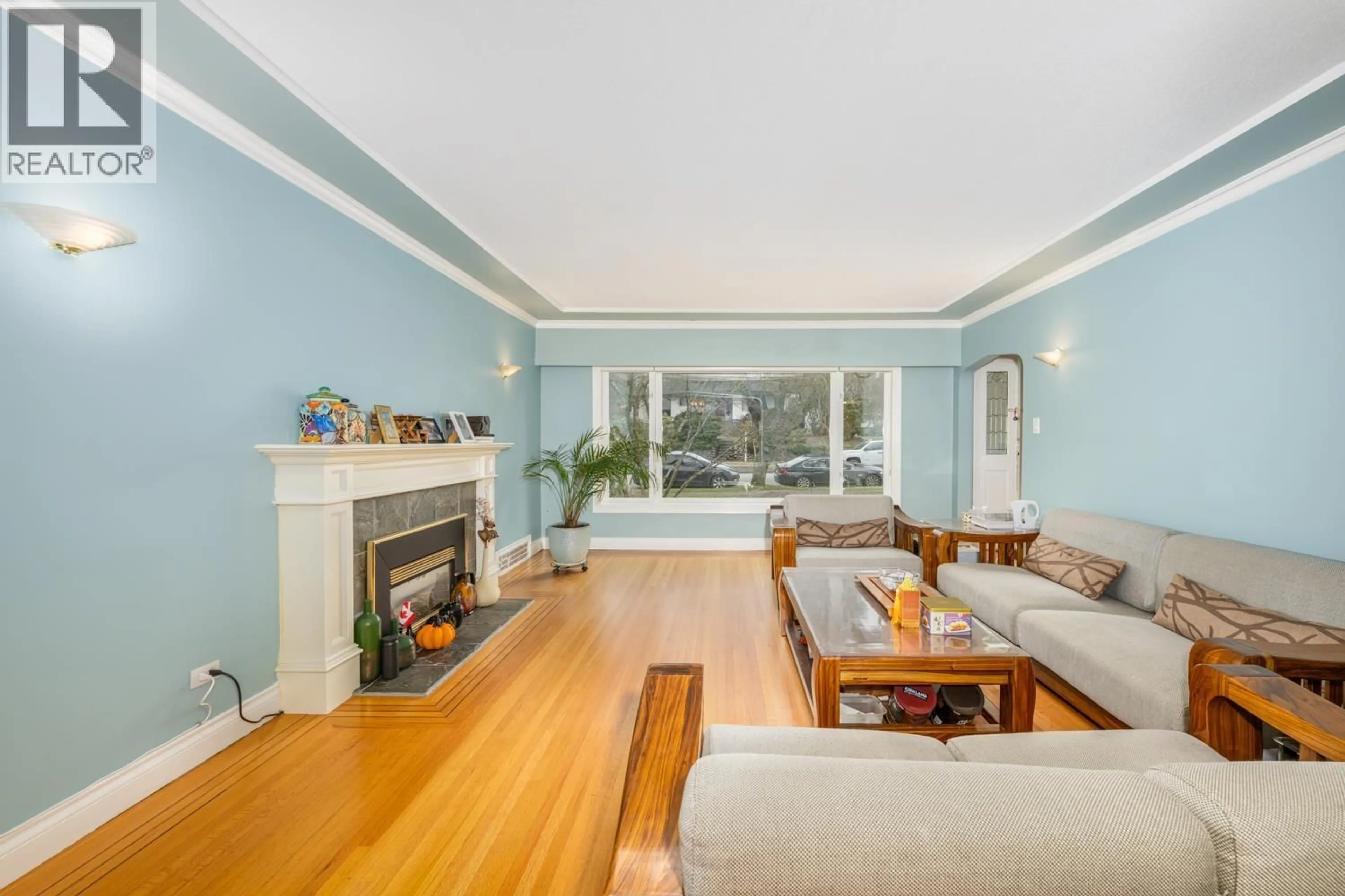 Living room with furniture, wood/laminate floor for 4090 35TH AVENUE, Vancouver British Columbia V6N2P3
