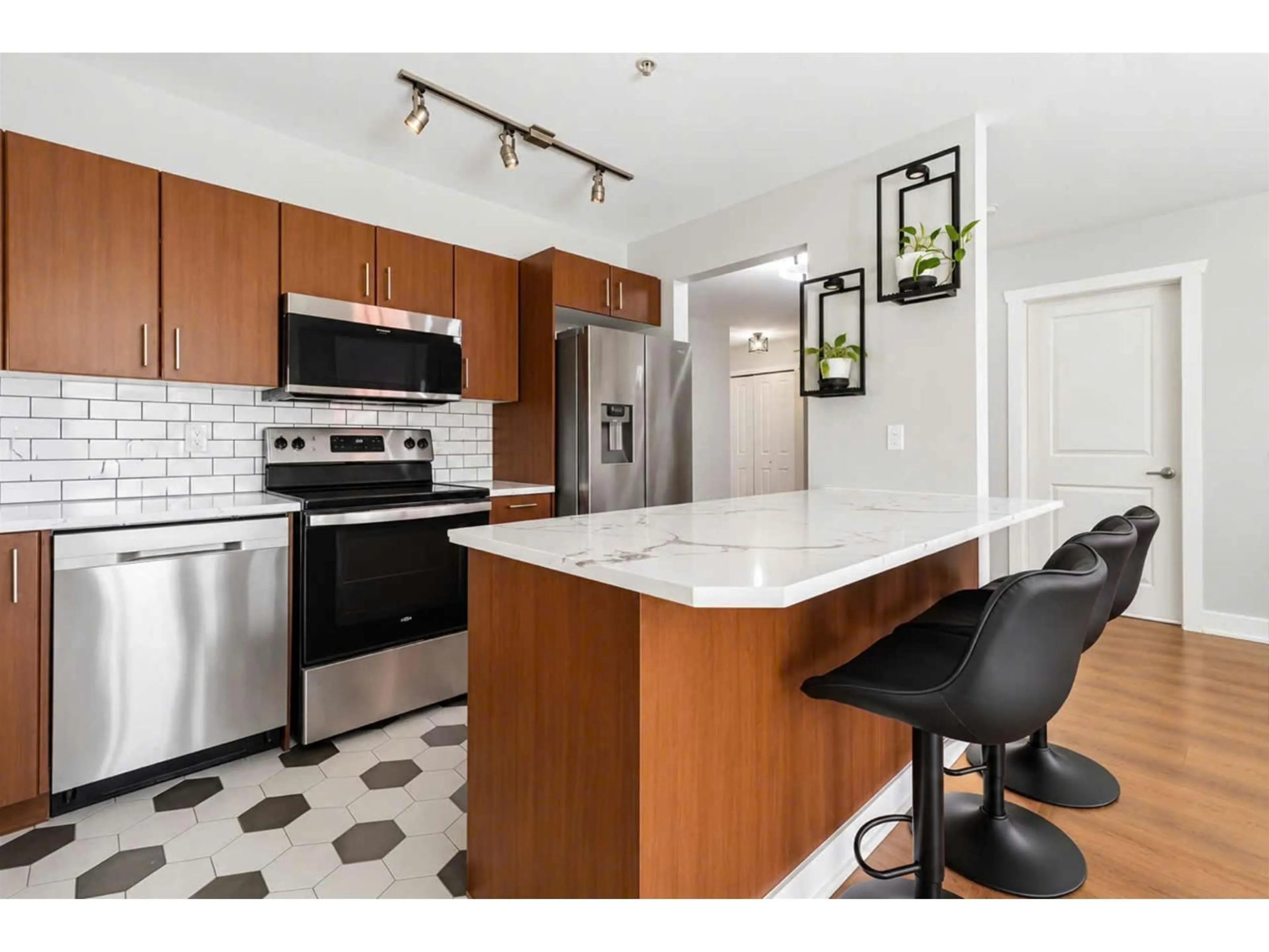 Open concept kitchen, ceramic/tile floor for 111 - 45555 YALE ROAD, Chilliwack British Columbia V2P0A9