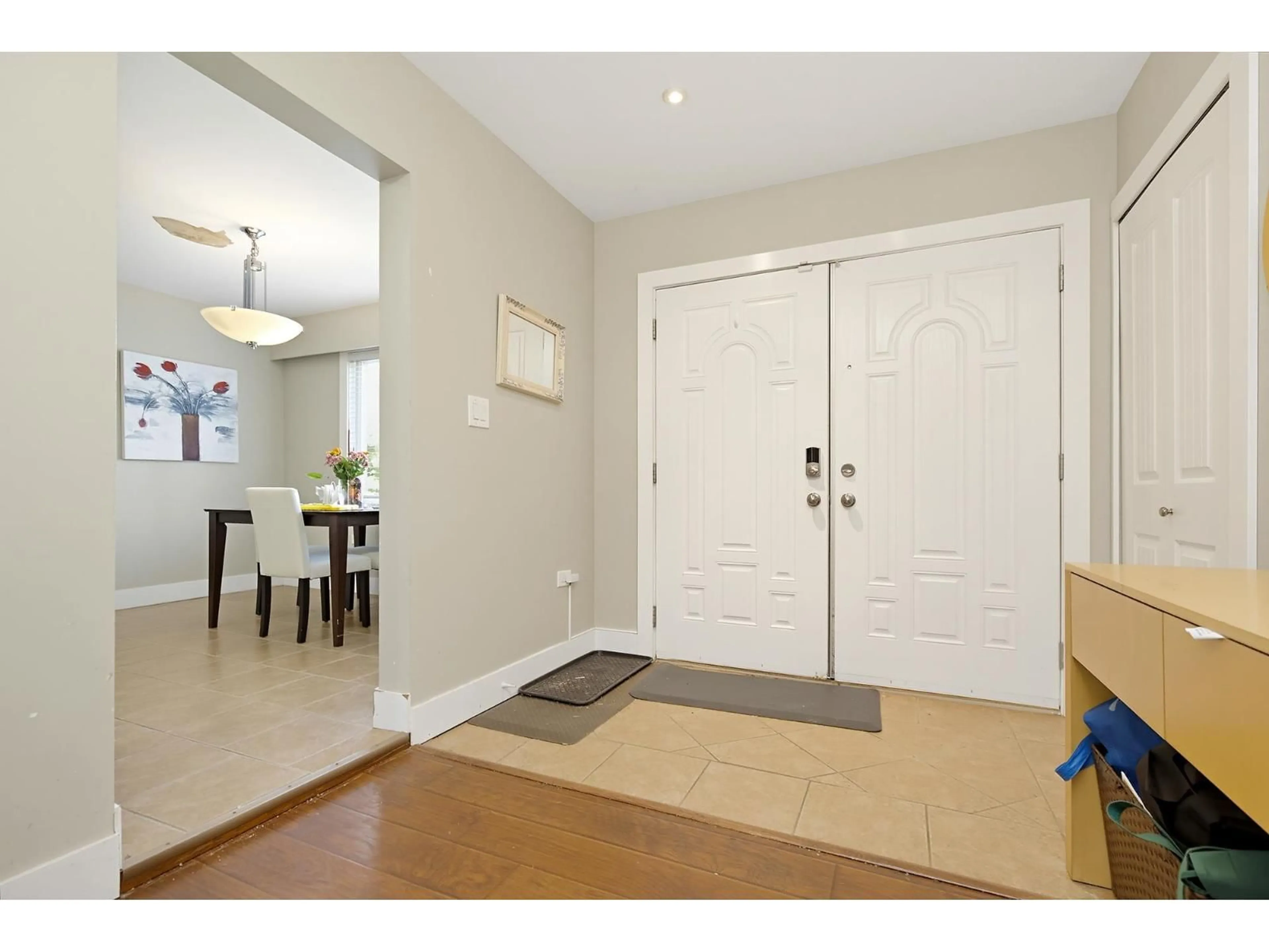Indoor entryway for 32736 ADAMS AVENUE, Mission British Columbia V2V2S1