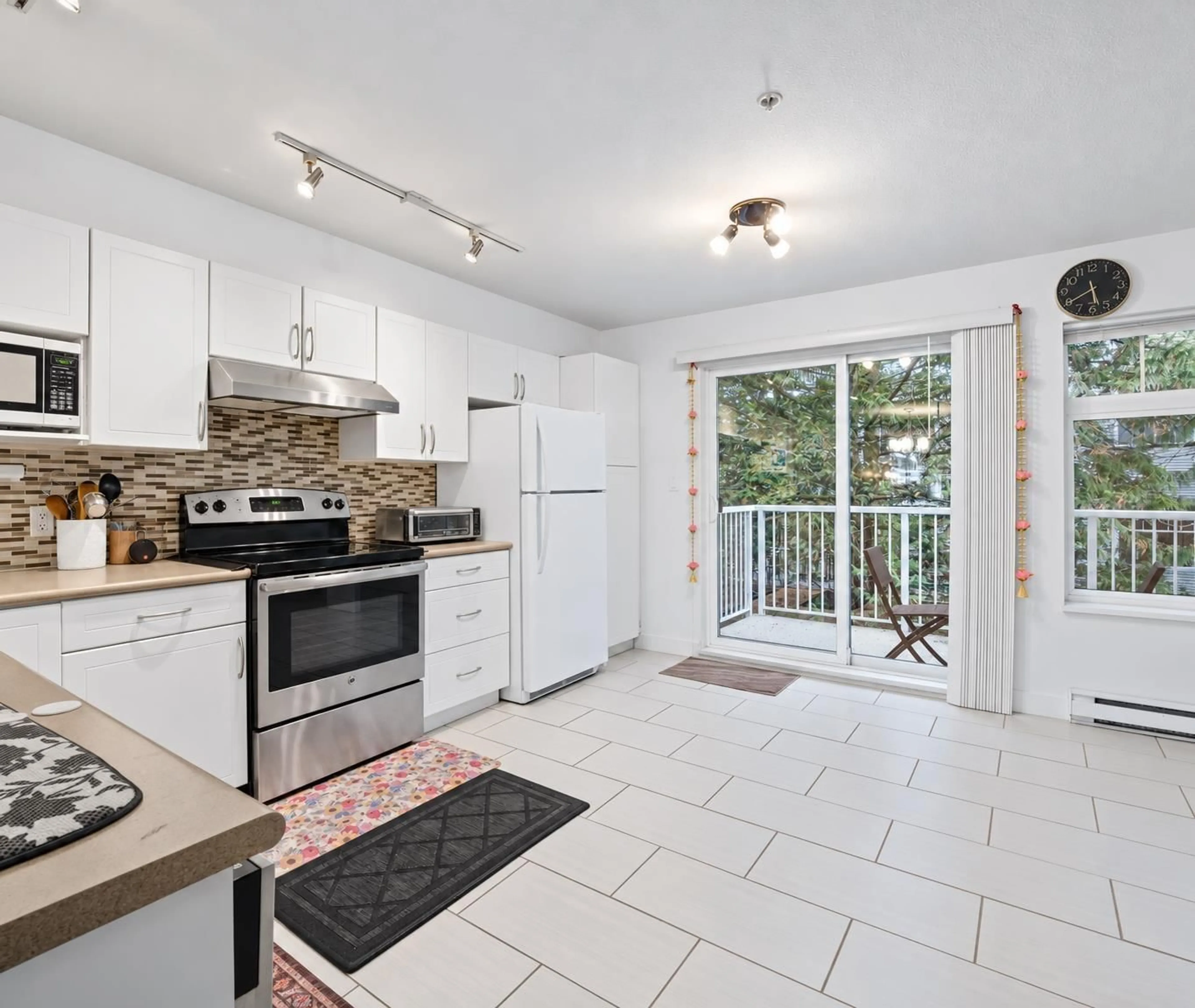 Open concept kitchen, ceramic/tile floor for 16 - 20771 DUNCAN WAY, Langley British Columbia V3A9L4