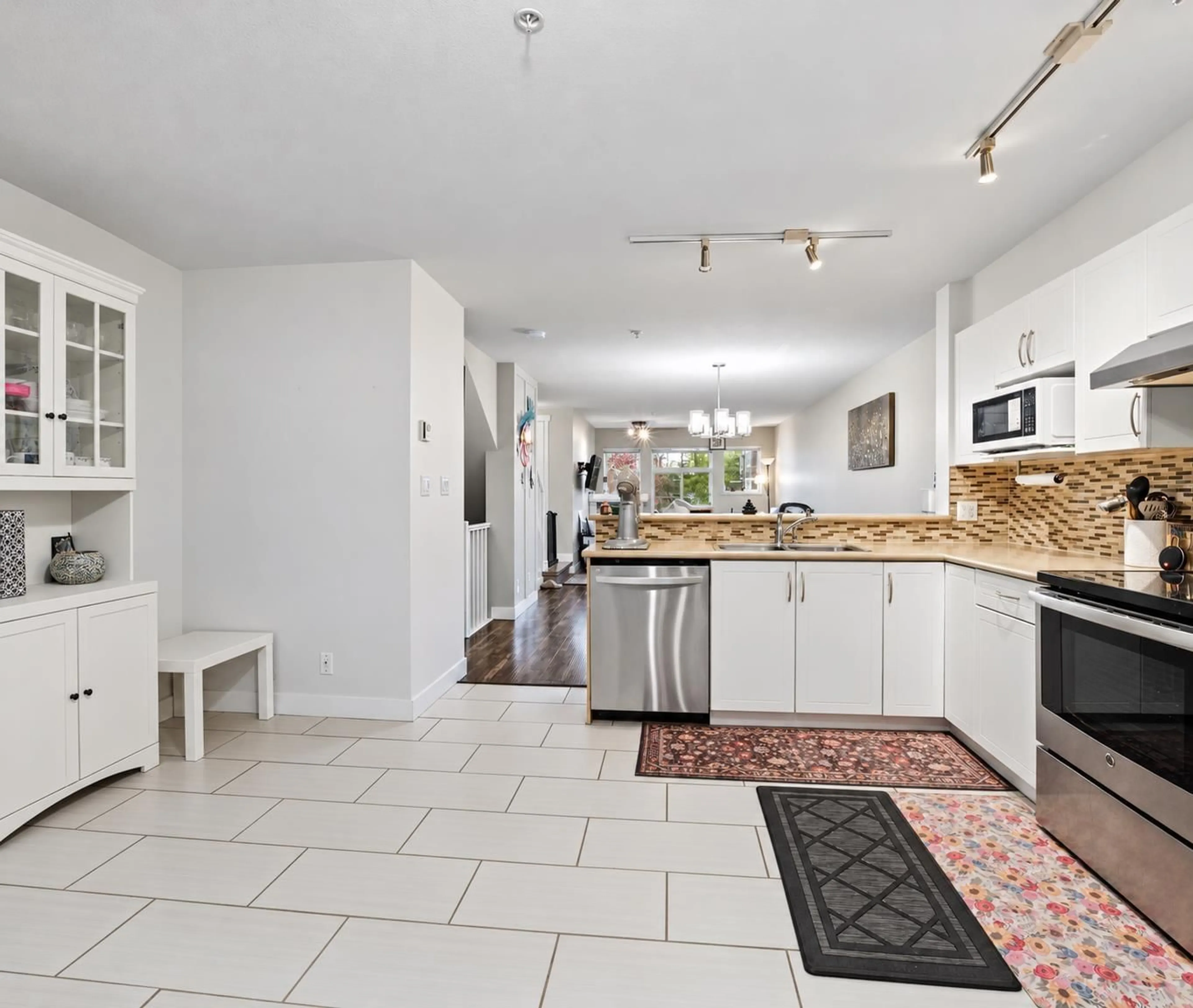 Open concept kitchen, ceramic/tile floor for 16 - 20771 DUNCAN WAY, Langley British Columbia V3A9L4