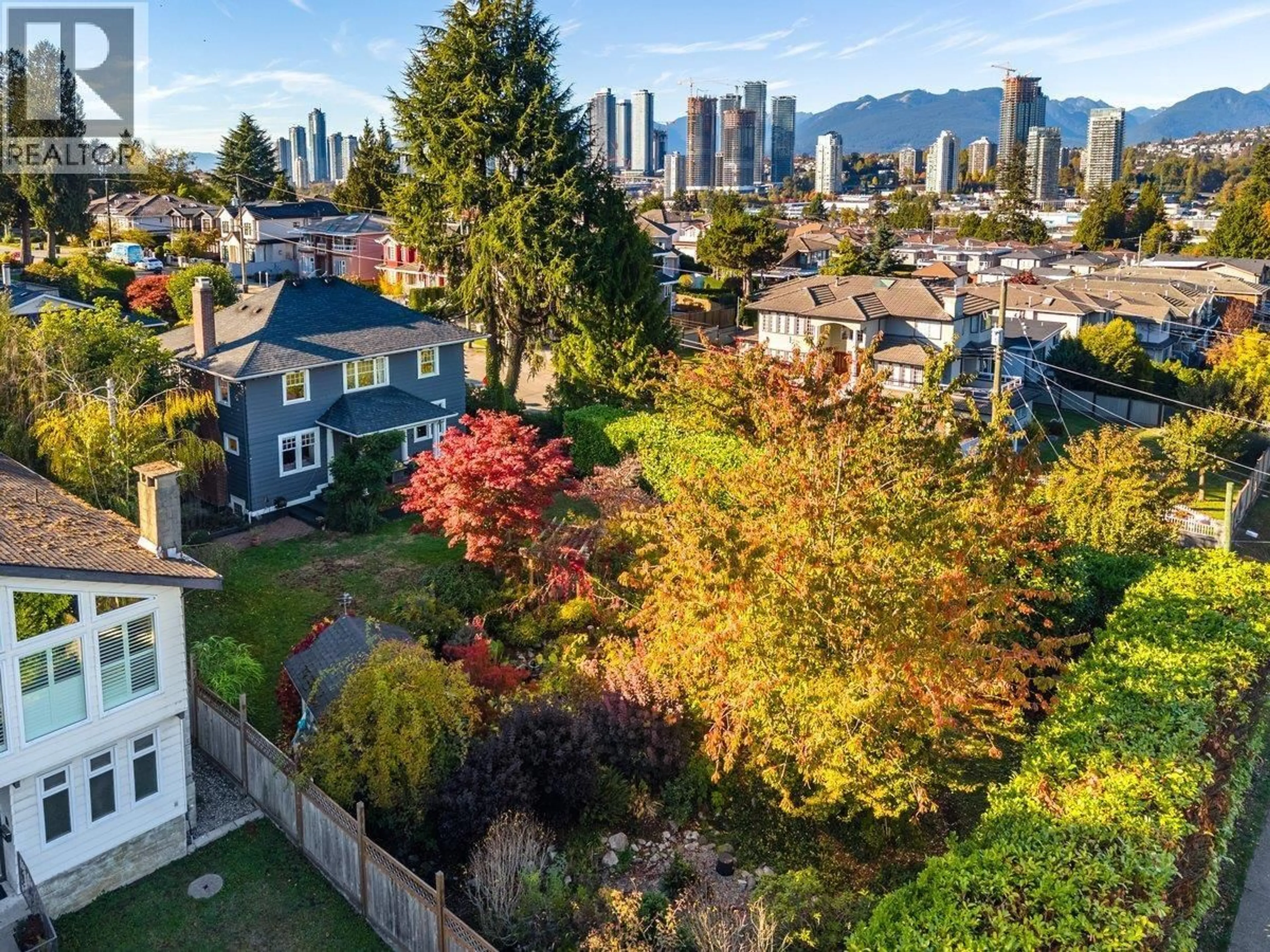 A pic from outside/outdoor area/front of a property/back of a property/a pic from drone, city buildings view from balcony for 5558 LAUREL STREET, Burnaby British Columbia V5G1N2