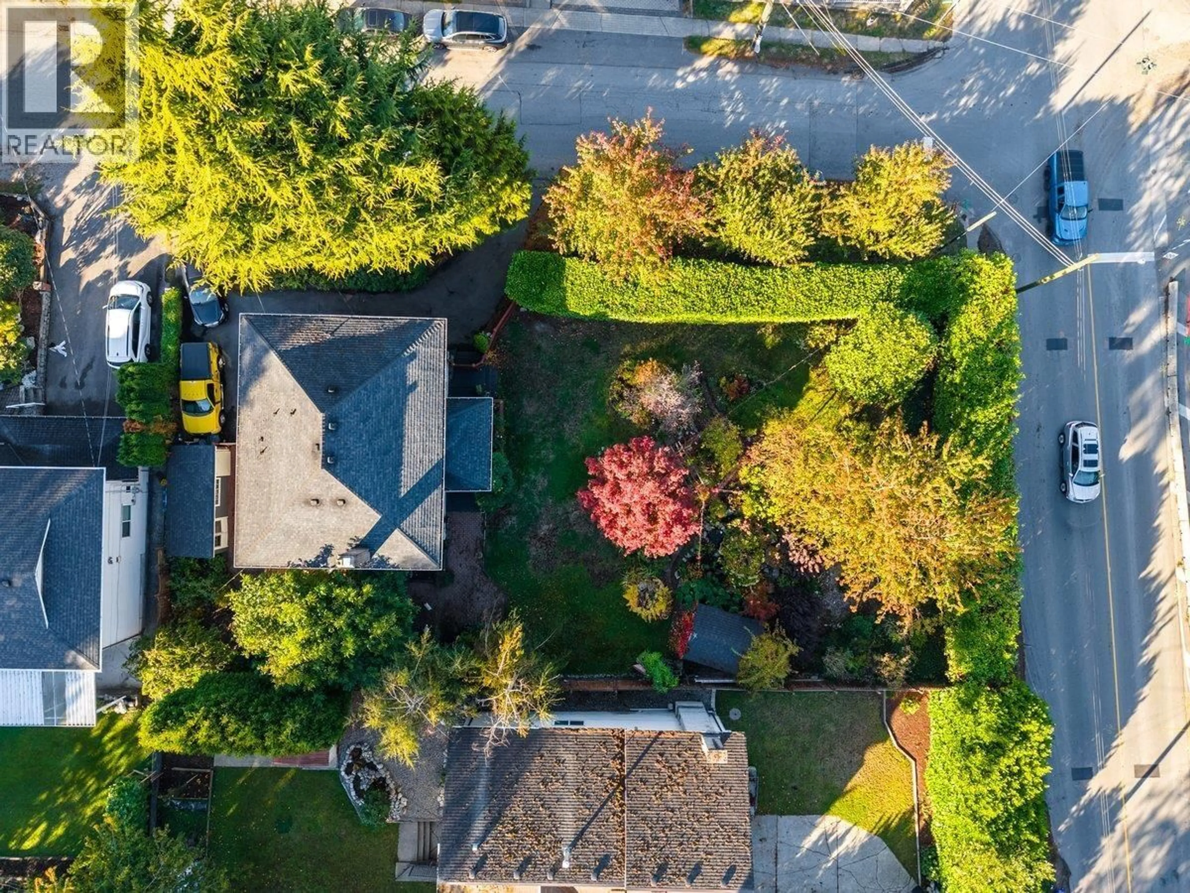A pic from outside/outdoor area/front of a property/back of a property/a pic from drone, street for 5558 LAUREL STREET, Burnaby British Columbia V5G1N2