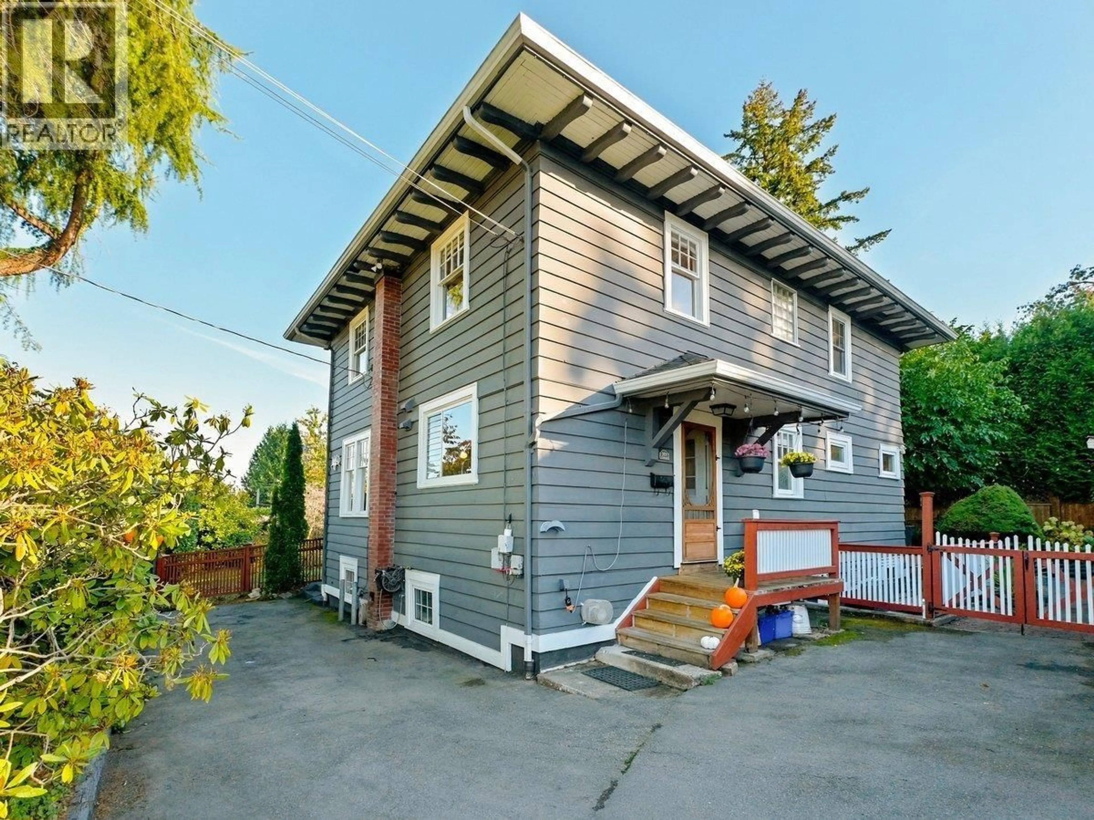 Home with vinyl exterior material, street for 5558 LAUREL STREET, Burnaby British Columbia V5G1N2