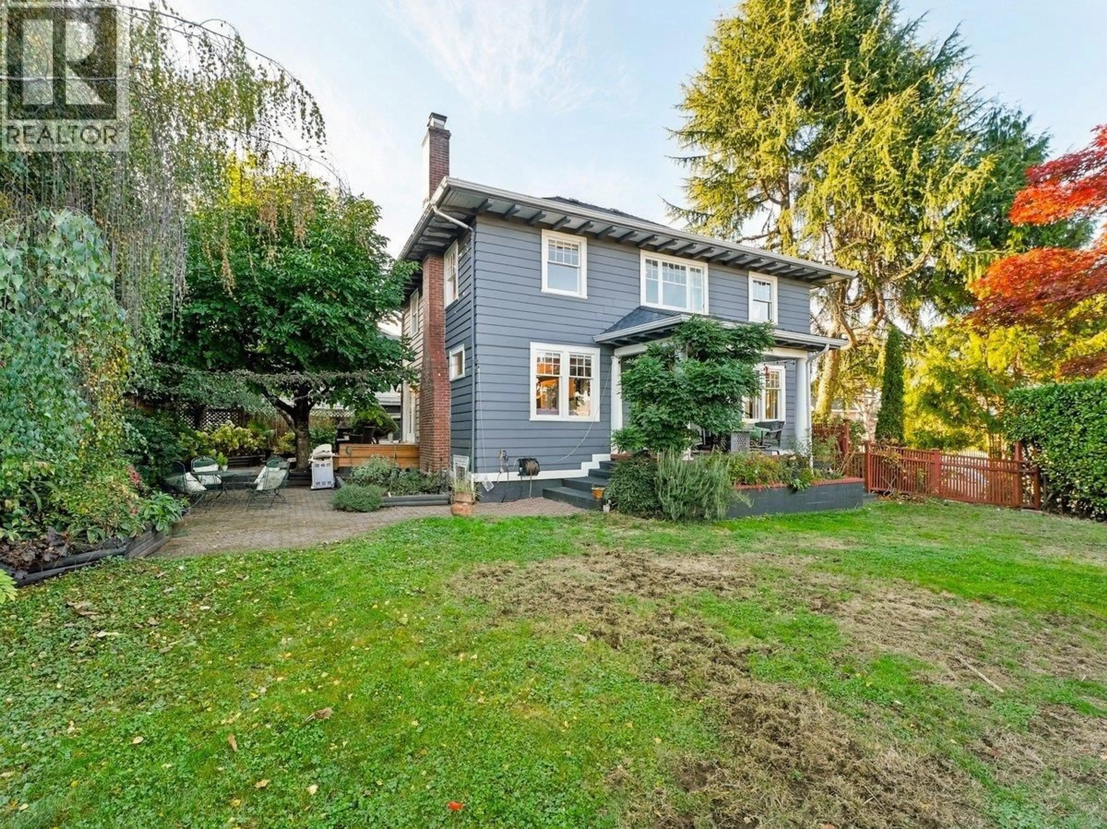 A pic from outside/outdoor area/front of a property/back of a property/a pic from drone, street for 5558 LAUREL STREET, Burnaby British Columbia V5G1N2
