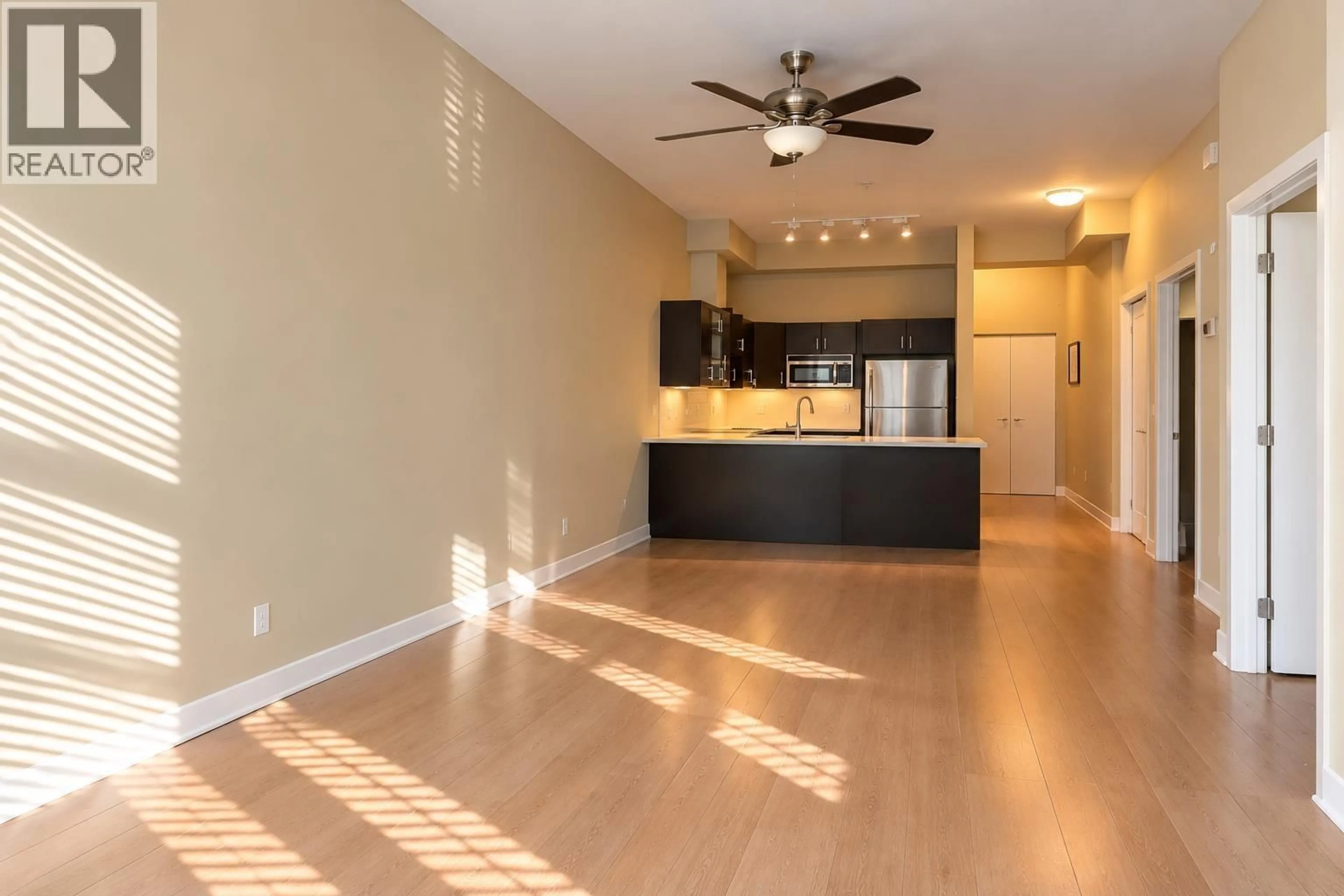 Open concept kitchen, wood/laminate floor for 107 - 41105 TANTALUS ROAD, Squamish British Columbia V8B0N3