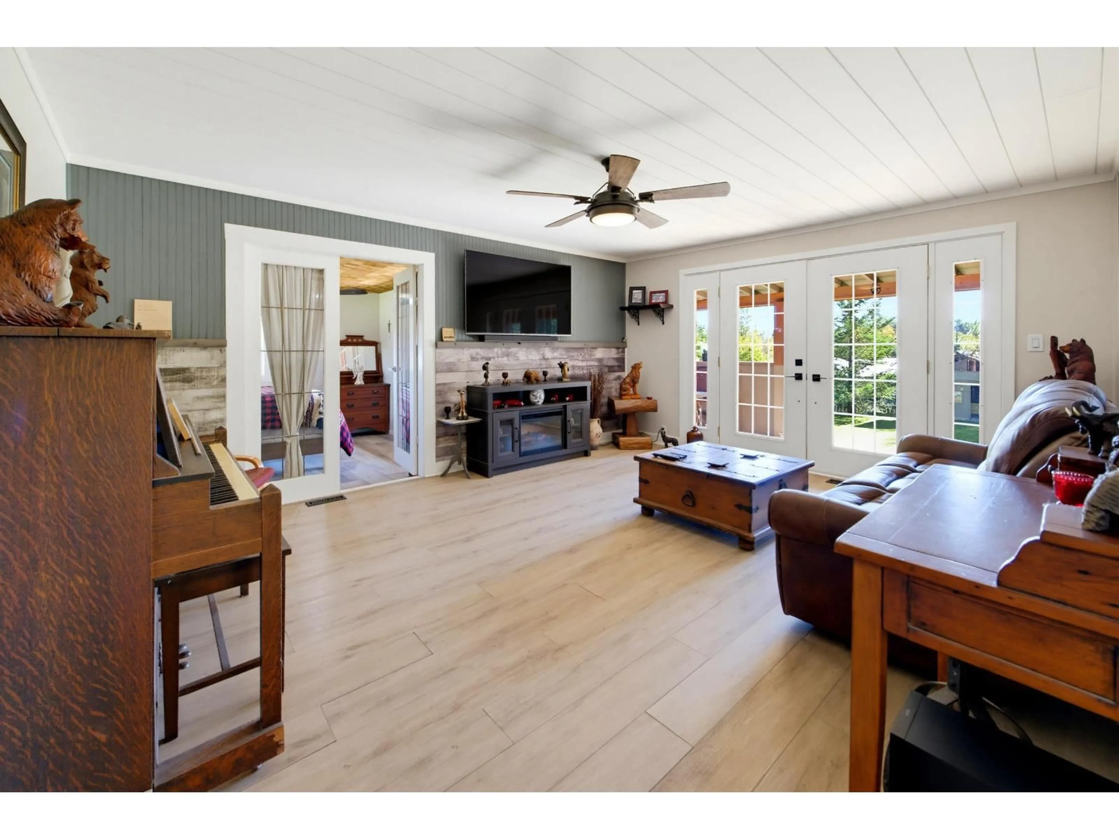 Living room with furniture, wood/laminate floor for 29919 DEWDNEY TRUNK ROAD, Mission British Columbia V4S1B7