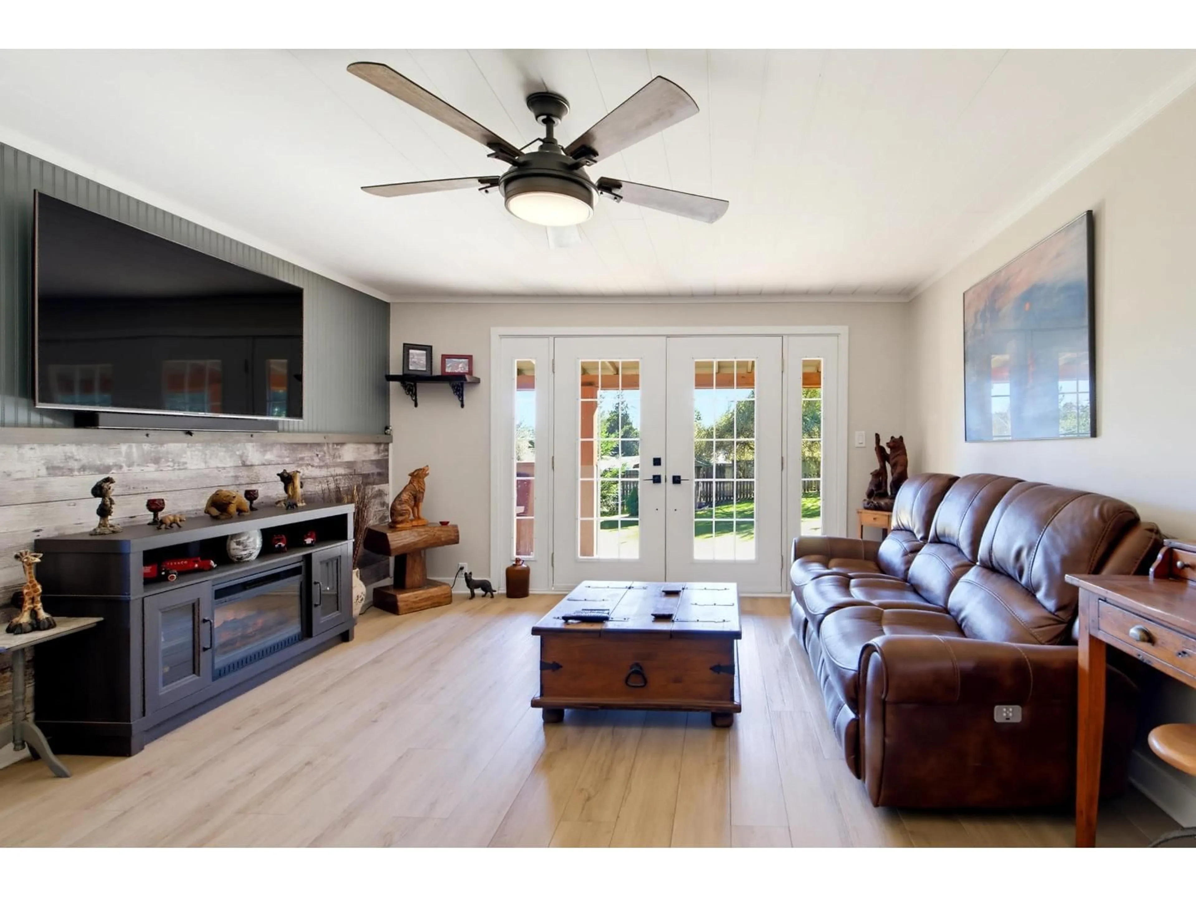 Living room with furniture, unknown for 29919 DEWDNEY TRUNK ROAD, Mission British Columbia V4S1B7