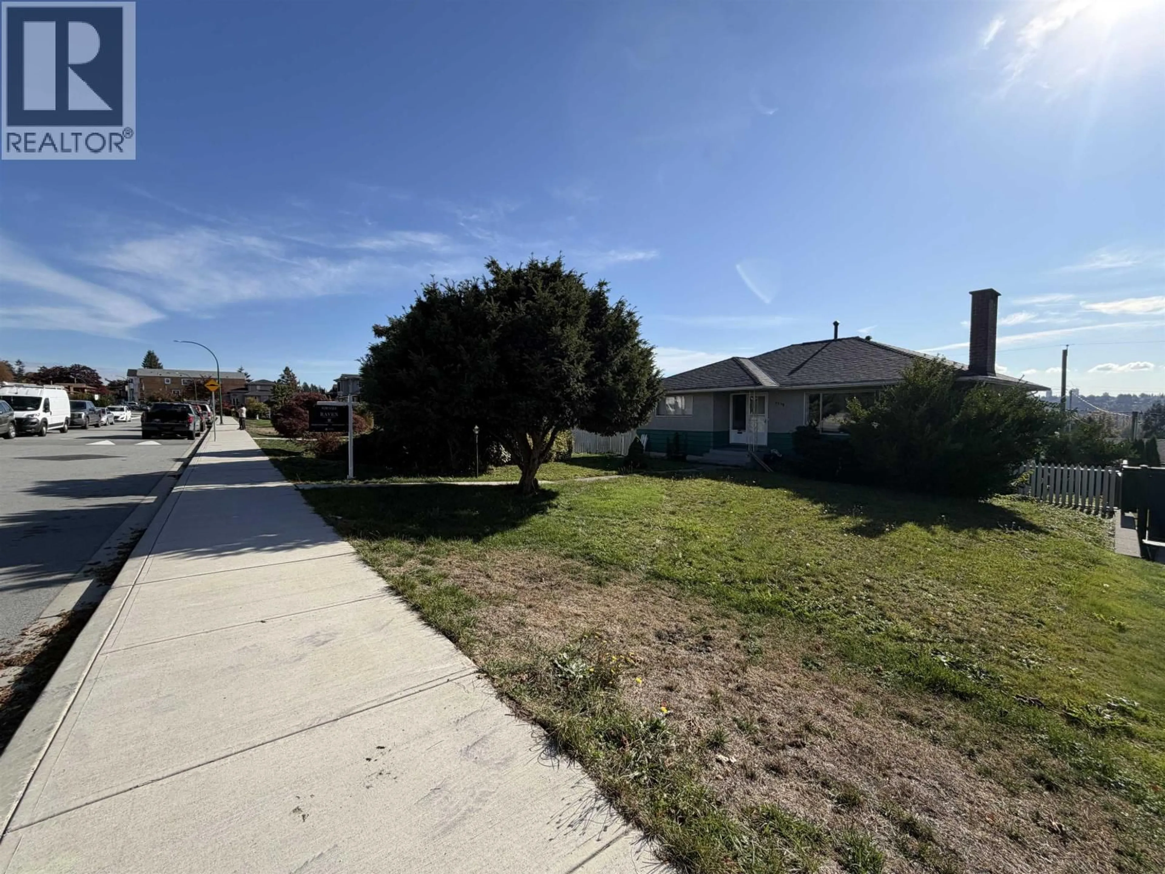 A pic from outside/outdoor area/front of a property/back of a property/a pic from drone, street for 6790 HYCREST DRIVE, Burnaby British Columbia V5B2X2