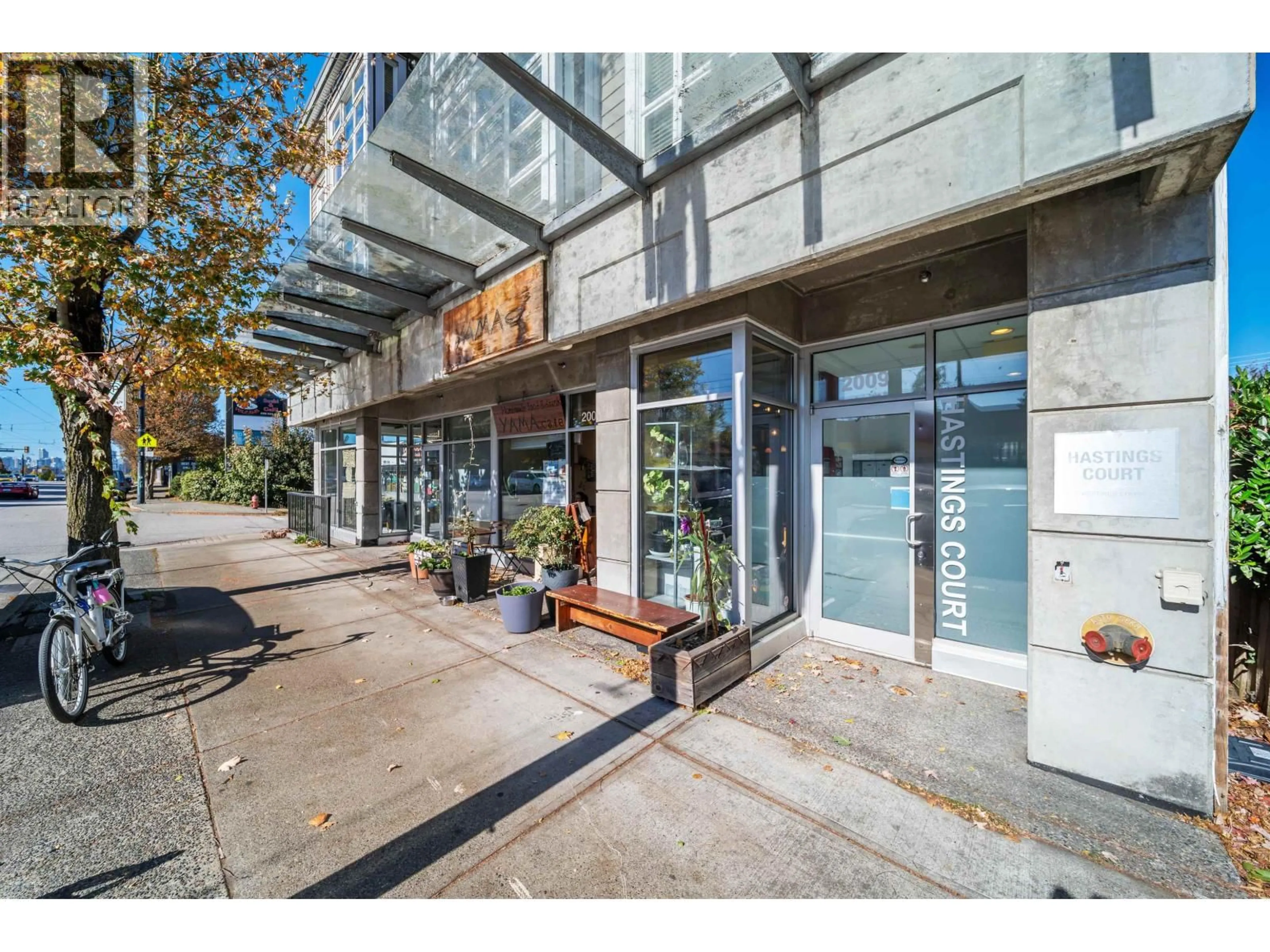 Indoor foyer for 302 - 2009 HASTINGS STREET, Vancouver British Columbia V5L1T9