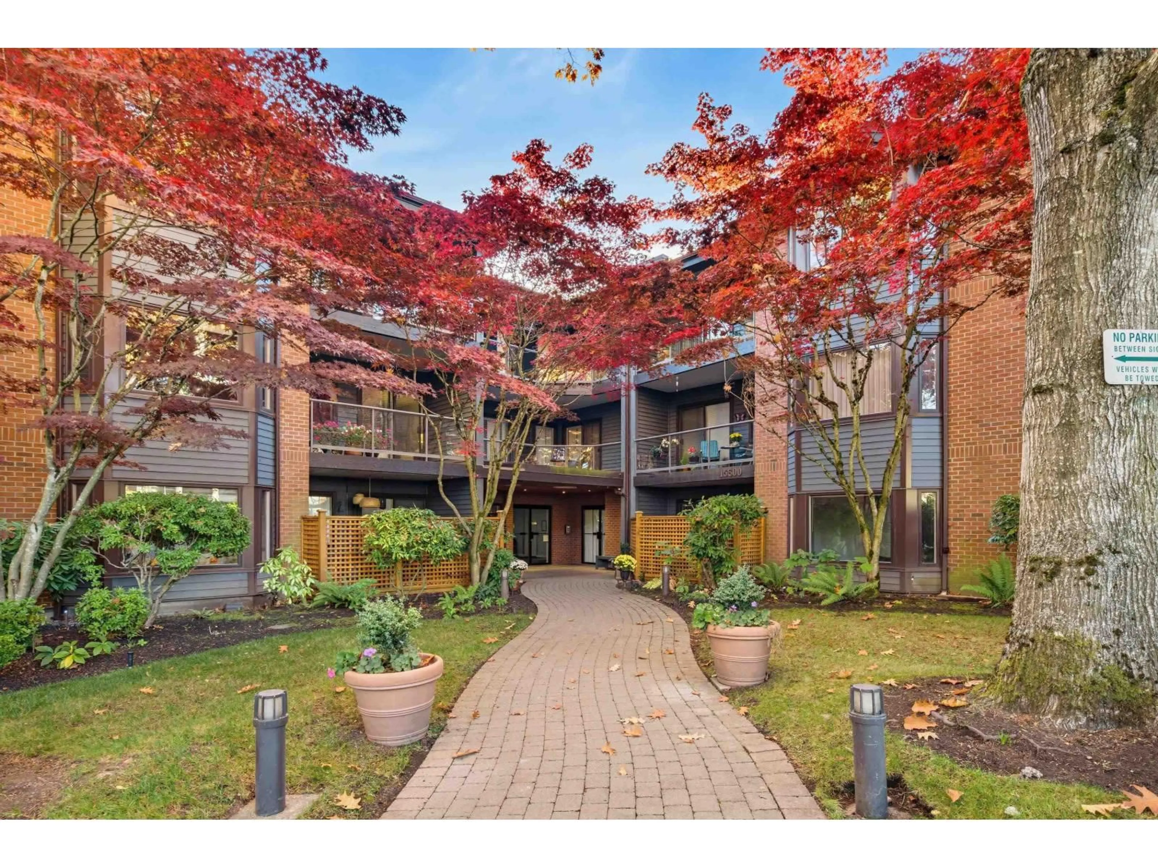 Indoor foyer for 206 - 15300 17 AVENUE, Surrey British Columbia V4A8Y6