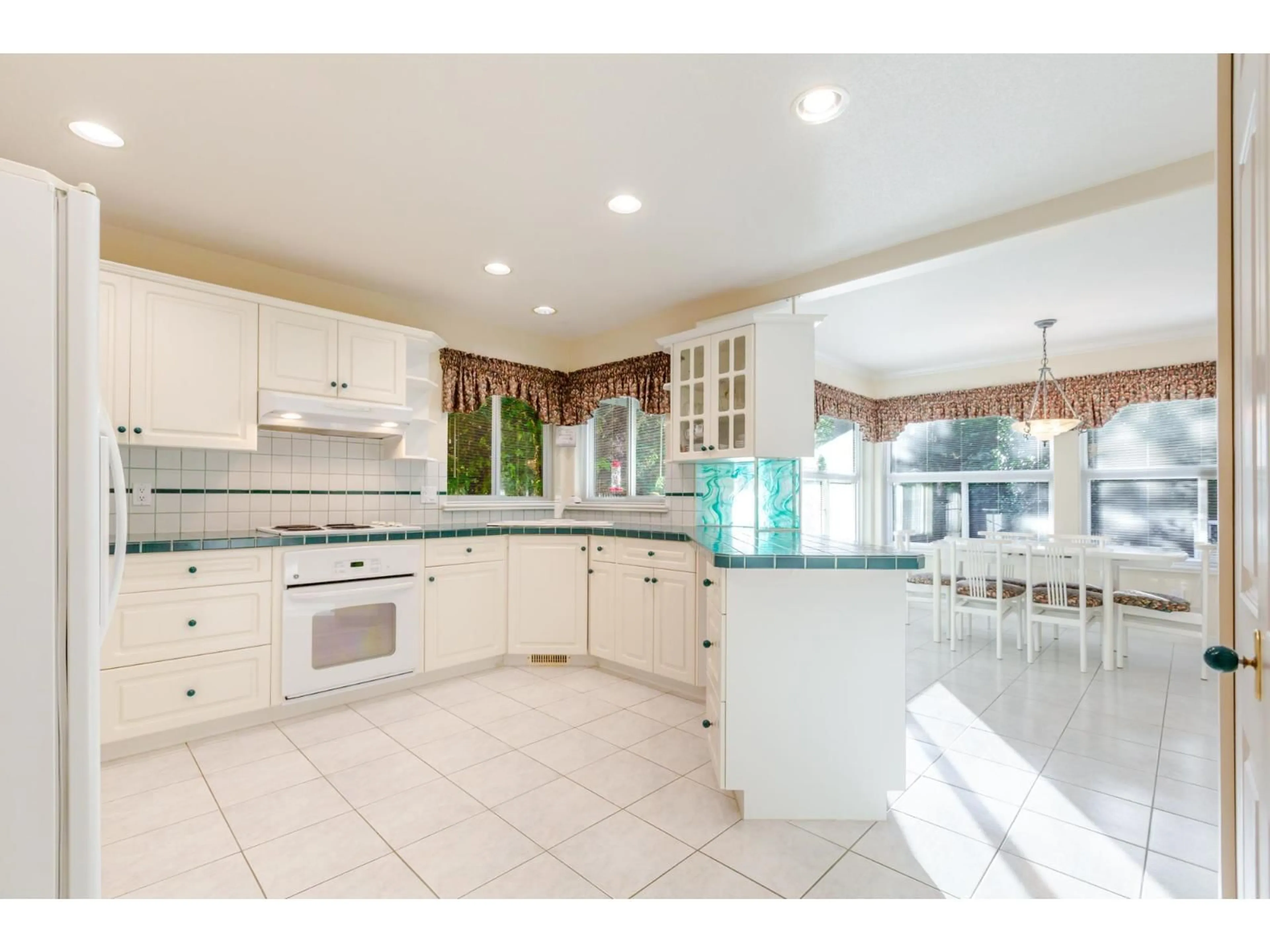 Open concept kitchen, ceramic/tile floor for 2567 140 STREET, Surrey British Columbia V4P2L9