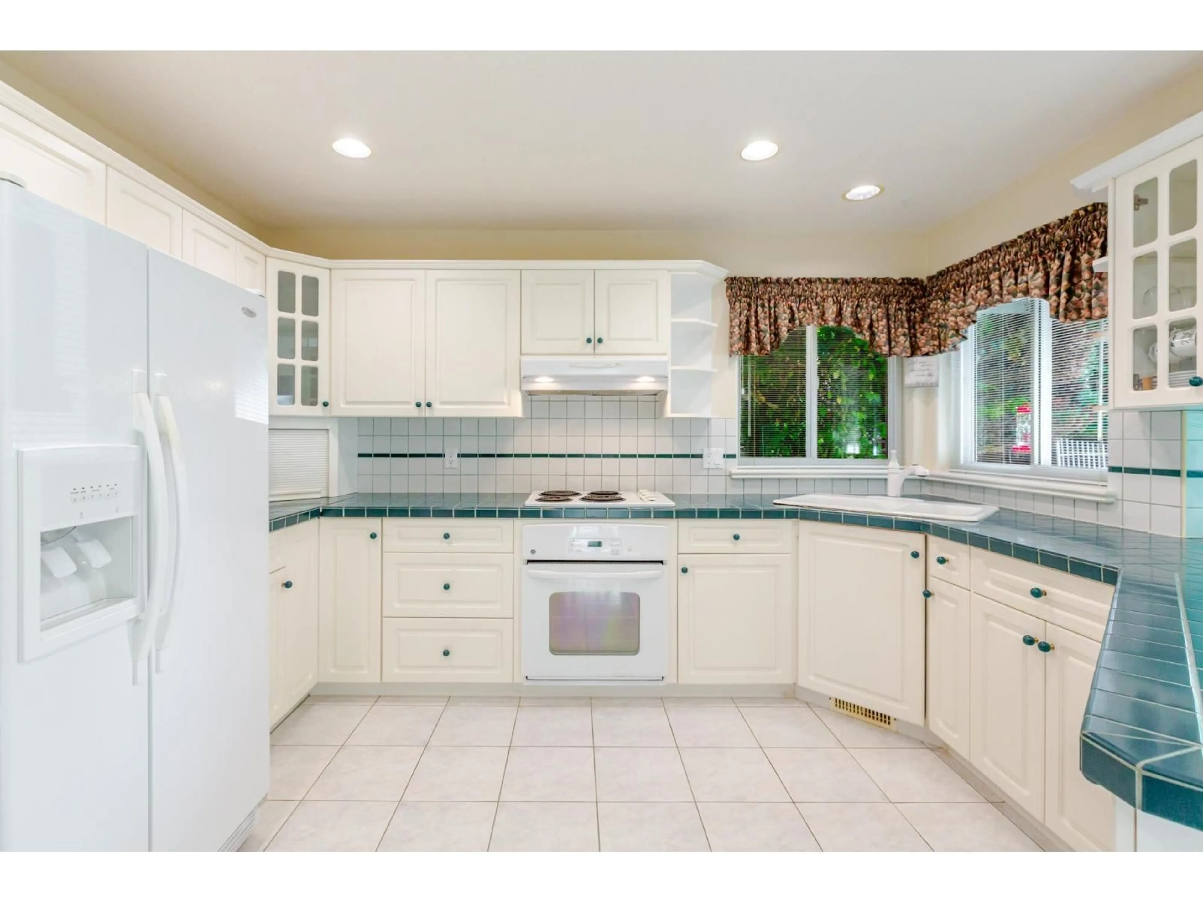 Standard kitchen, ceramic/tile floor for 2567 140 STREET, Surrey British Columbia V4P2L9