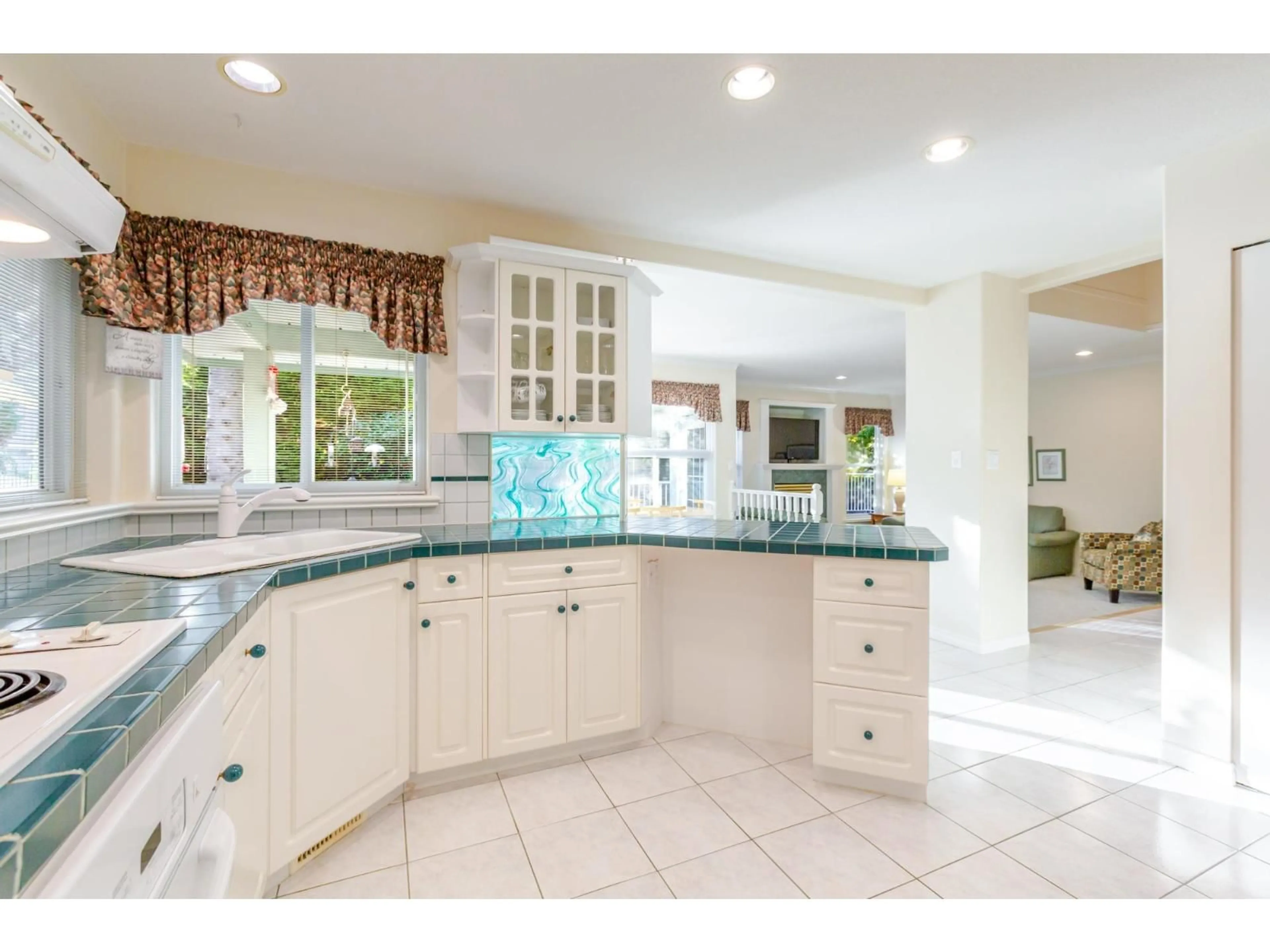 Open concept kitchen, ceramic/tile floor for 2567 140 STREET, Surrey British Columbia V4P2L9