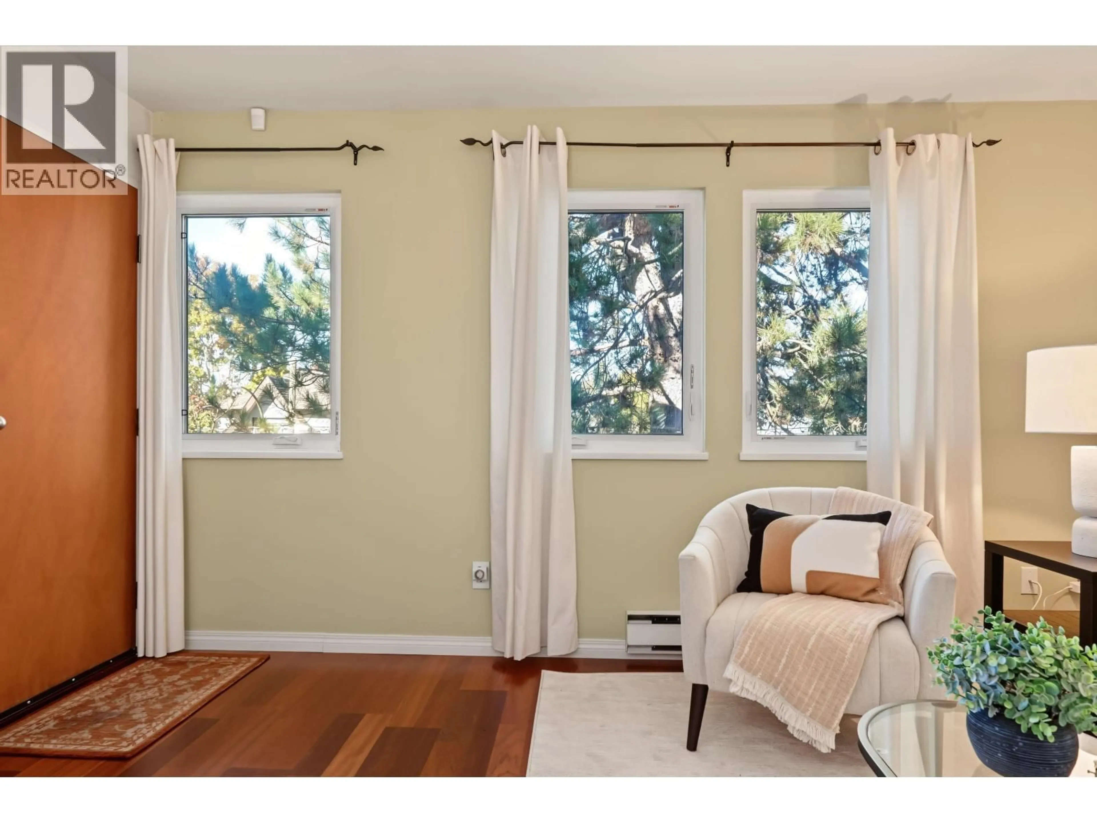 Living room with furniture, wood/laminate floor for 4 - 2682 8TH AVENUE, Vancouver British Columbia V6K2B6