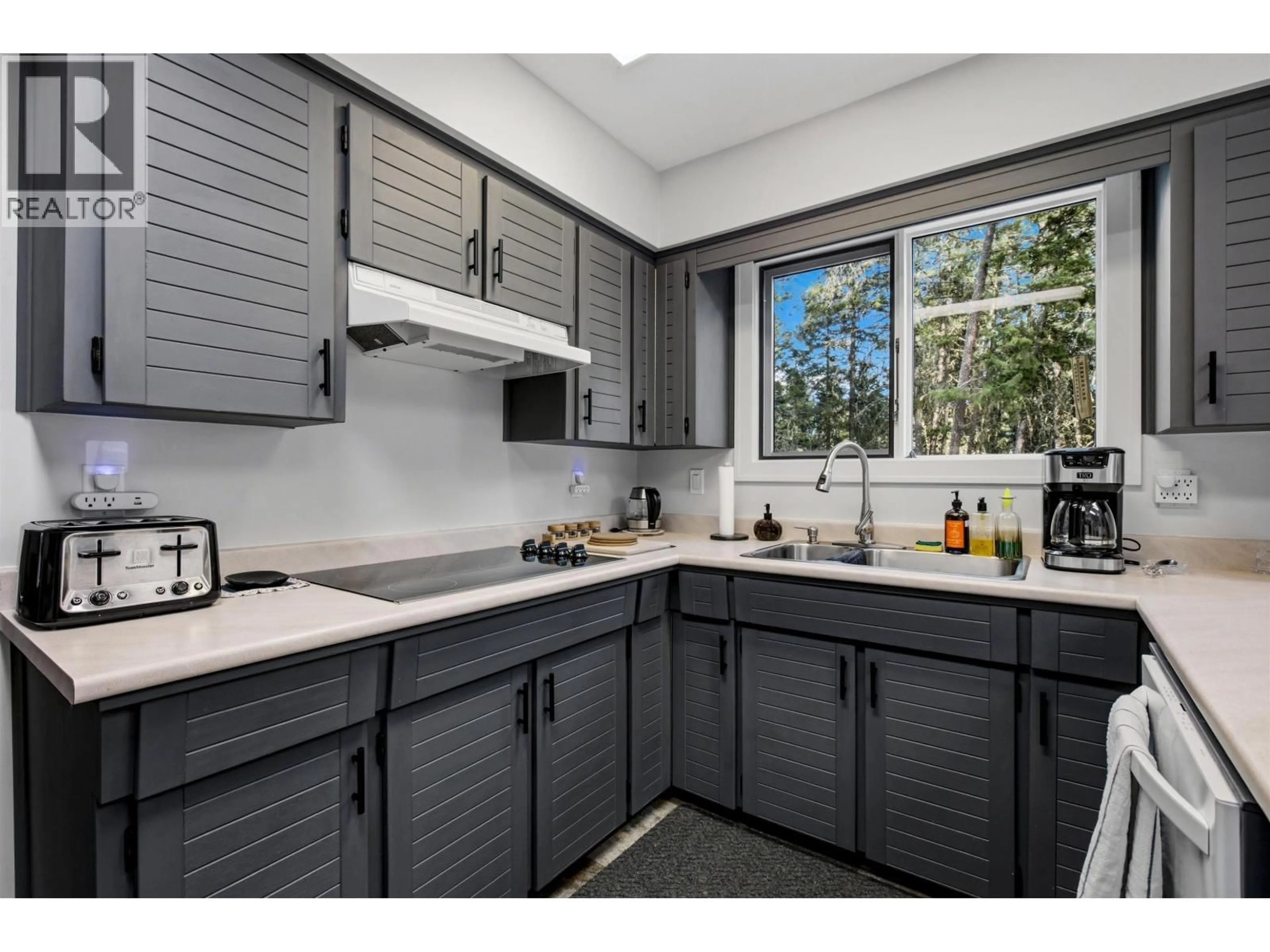 Standard kitchen, ceramic/tile floor for 754 ROBERTS DRIVE, Williams Lake British Columbia V2G5K1