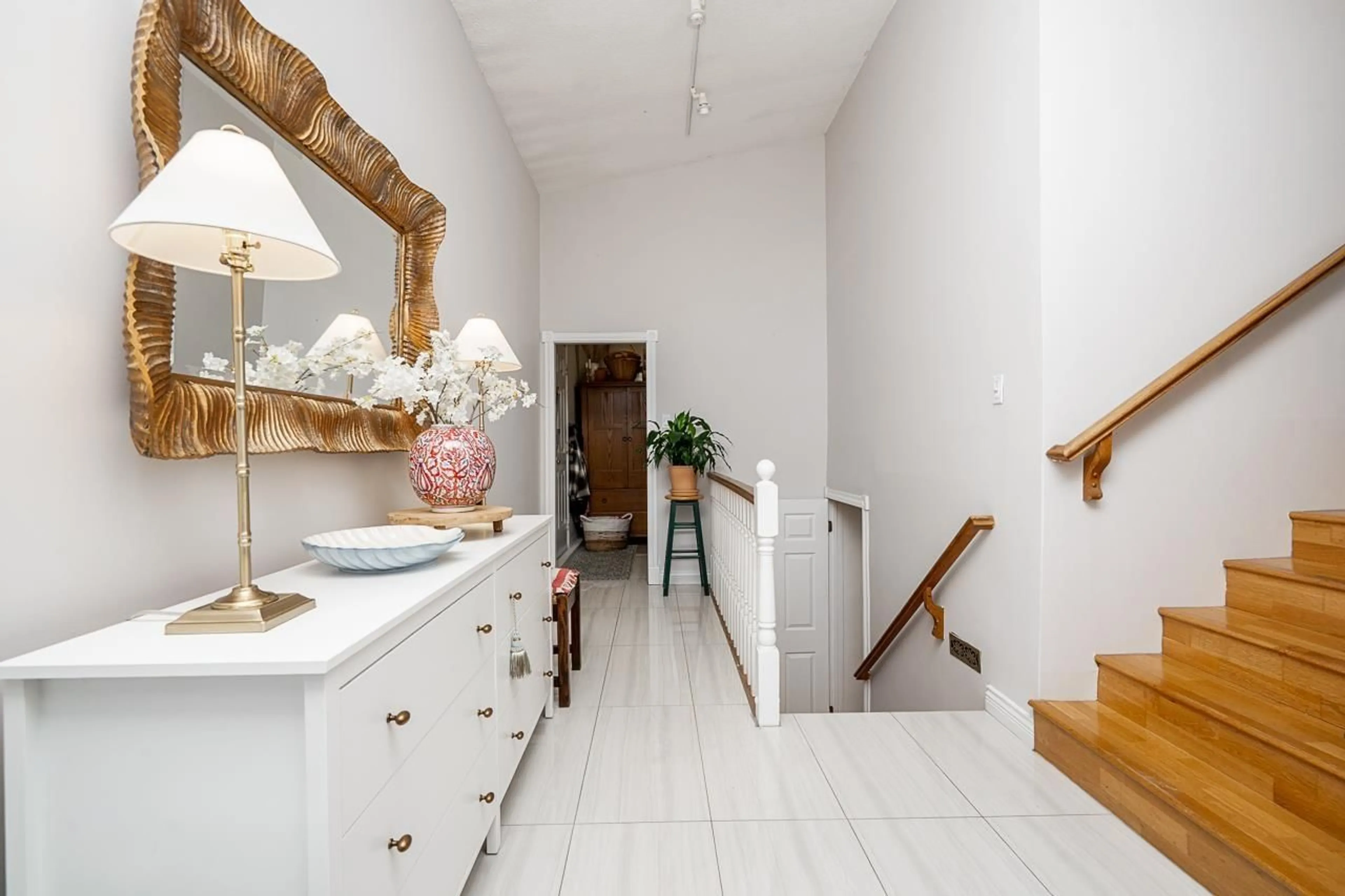 Indoor entryway for 5846 180 STREET, Surrey British Columbia V3S4L1